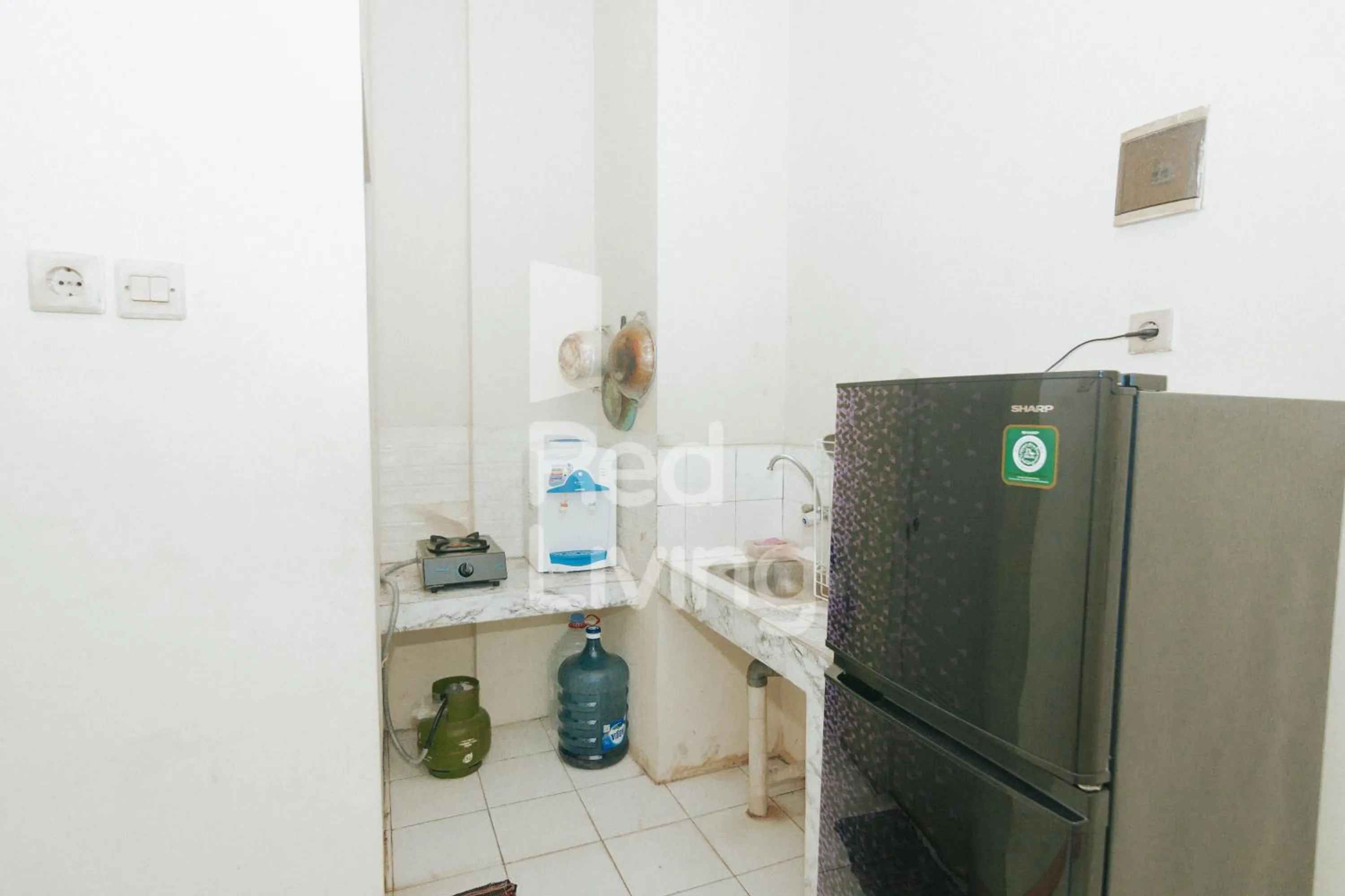 Kitchen or kitchenette in RedLiving Apartemen Emerald Hill - SR Rooms Tower Green
