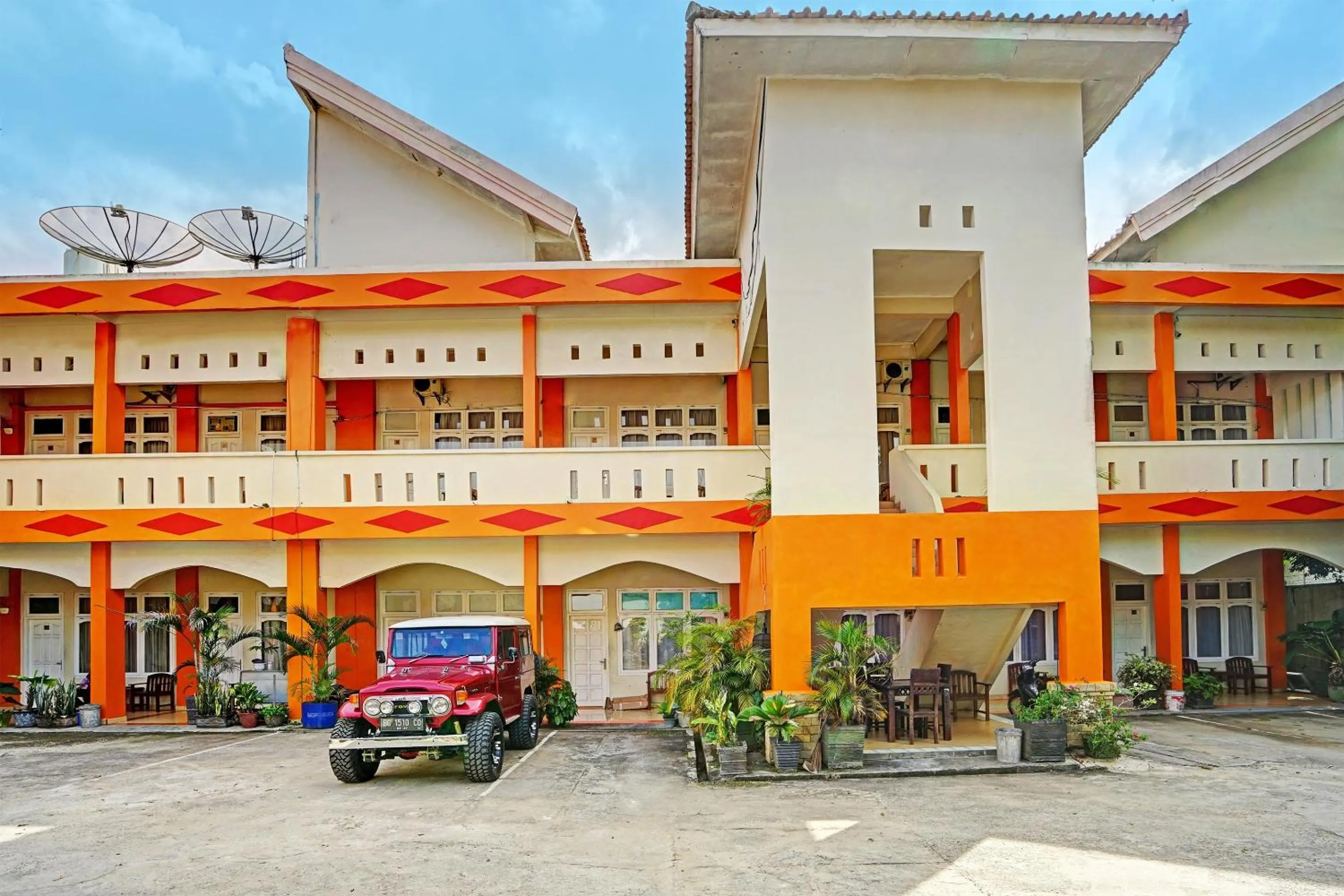 Facade/entrance in OYO Life 91984 Taufik Kost Syariah