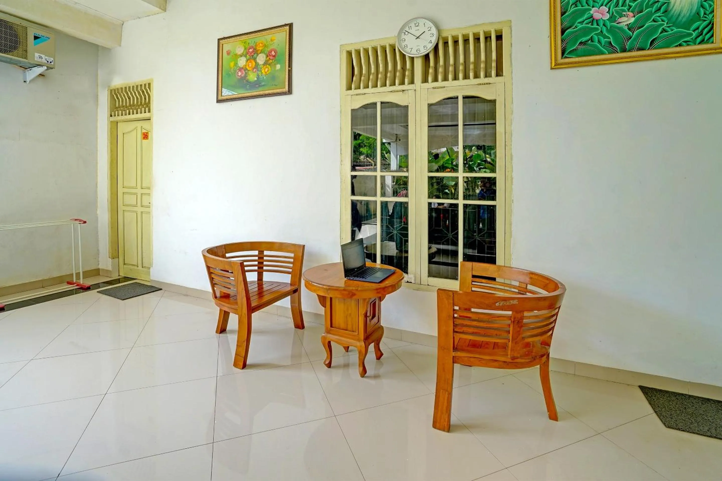 Lobby or reception in OYO Life 91984 Taufik Kost Syariah