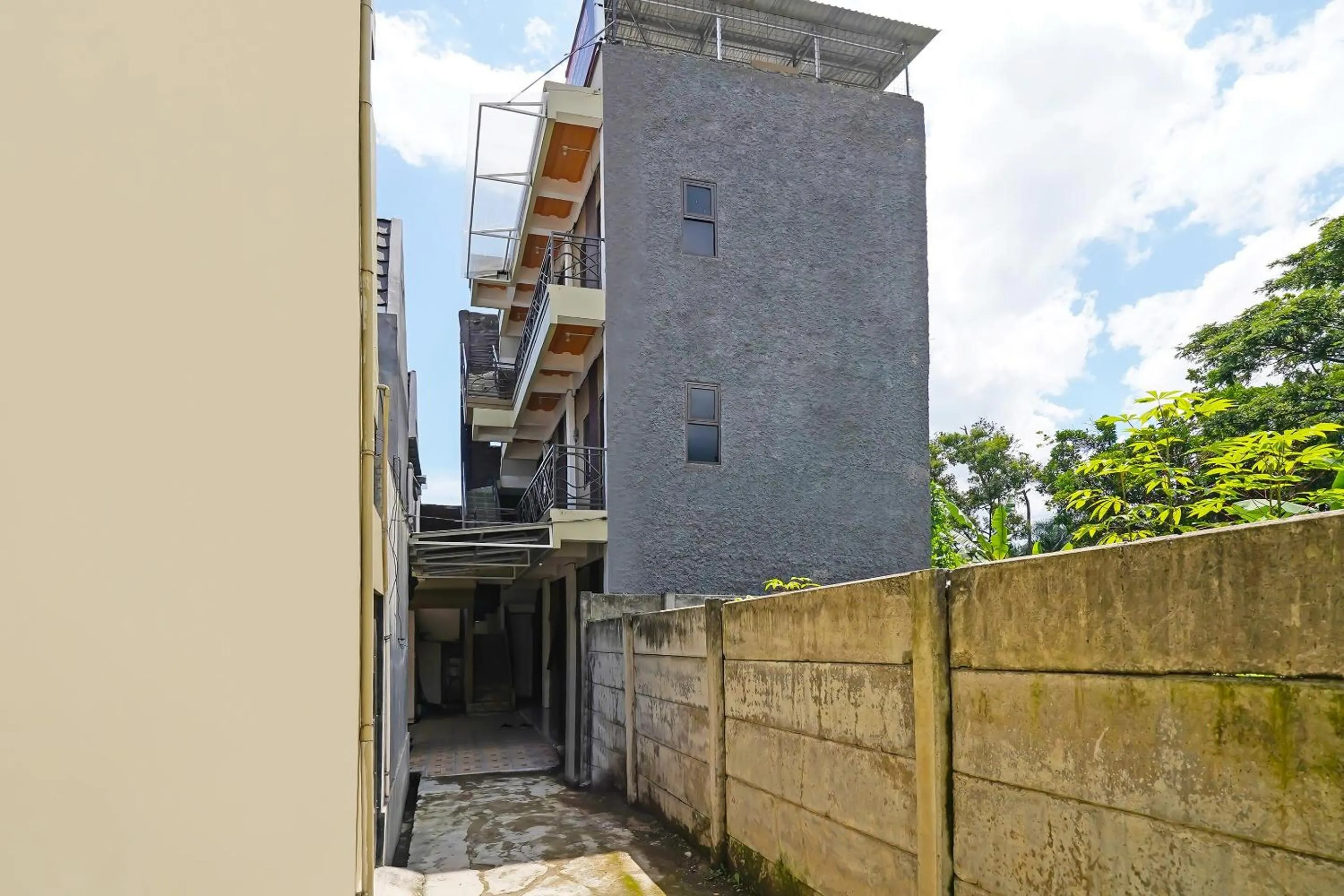 Facade/entrance in SPOT ON 91993 Pondok Hs Padalarang Syariah