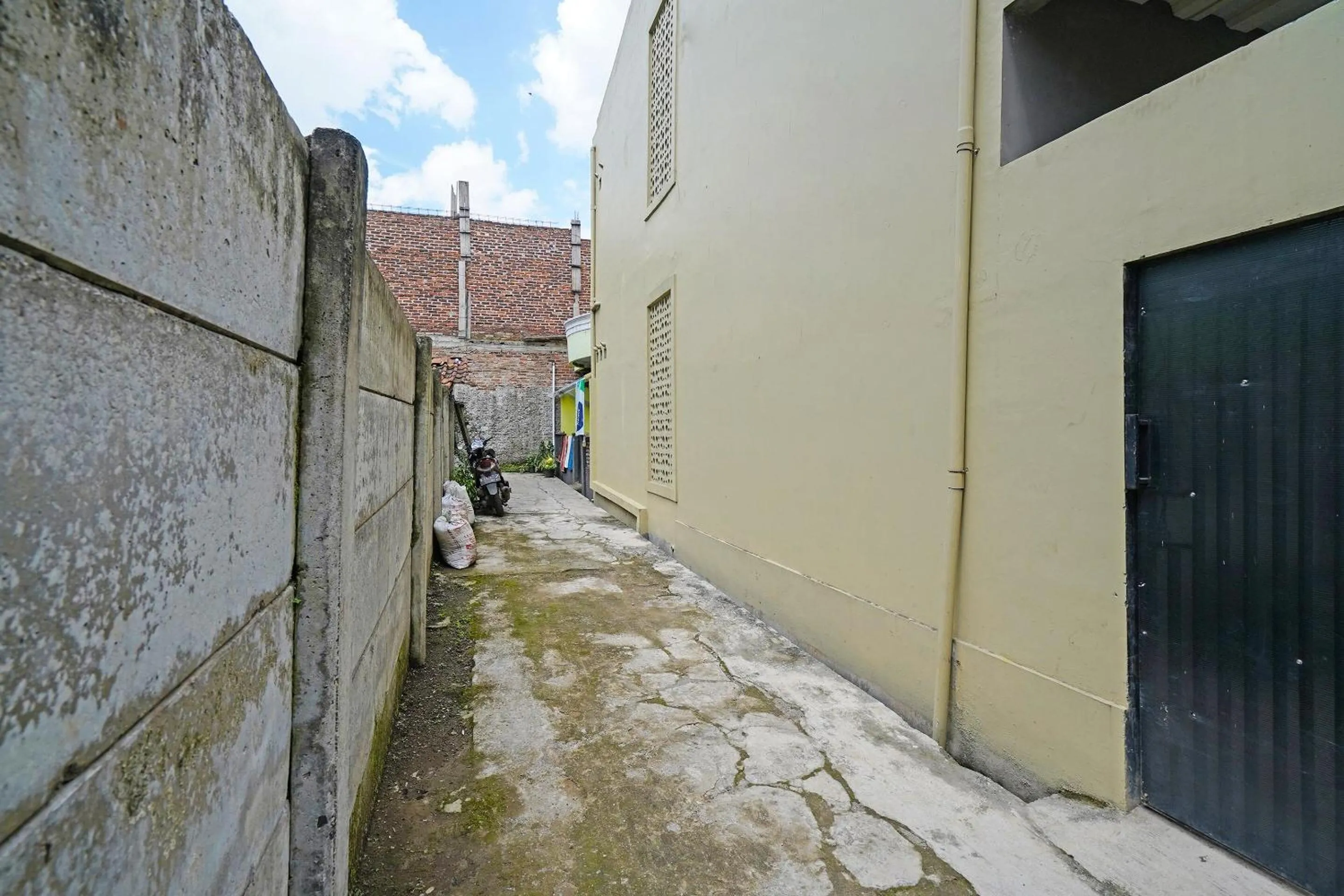 Facade/entrance in SPOT ON 91993 Pondok Hs Padalarang Syariah
