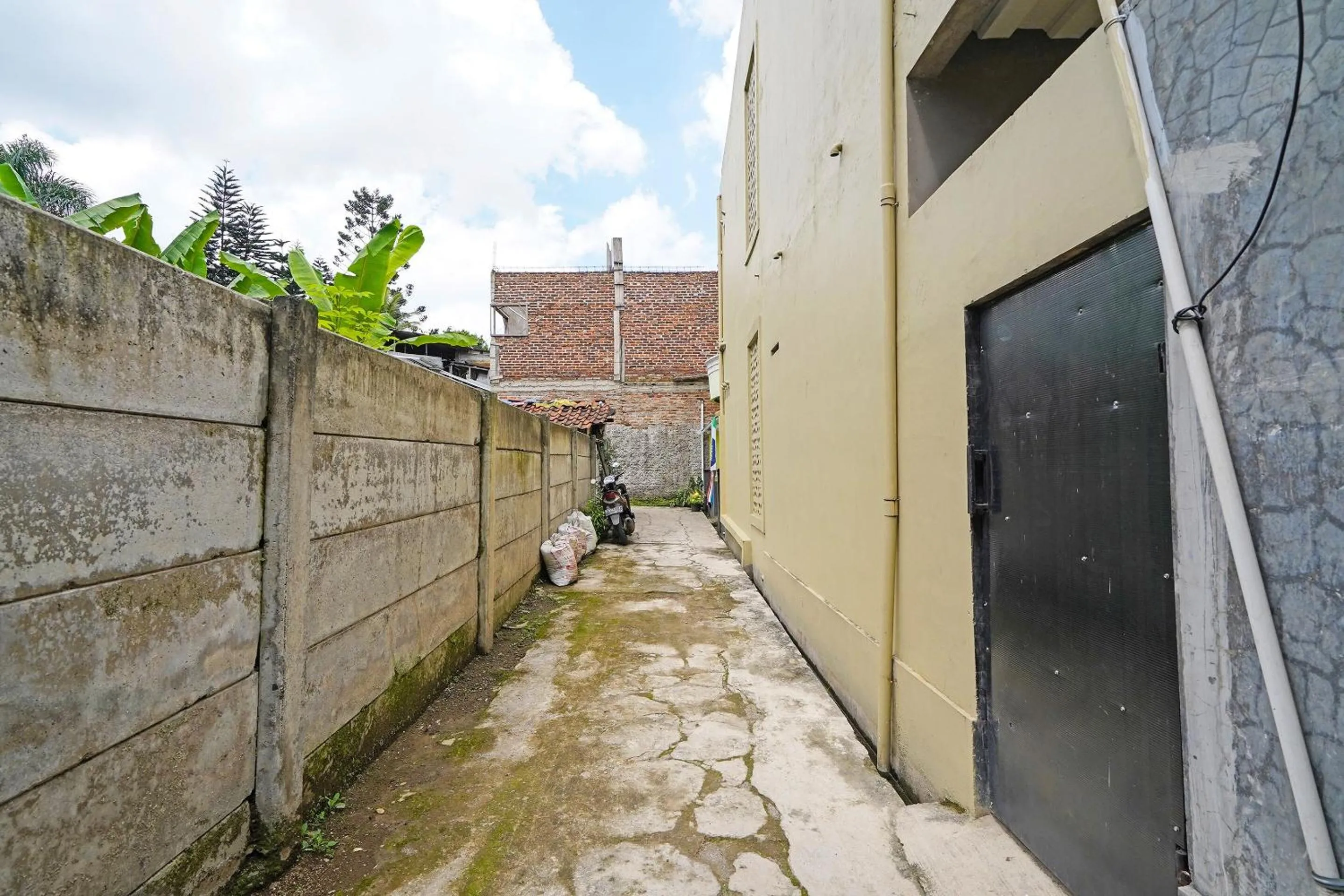 Facade/entrance in SPOT ON 91993 Pondok Hs Padalarang Syariah