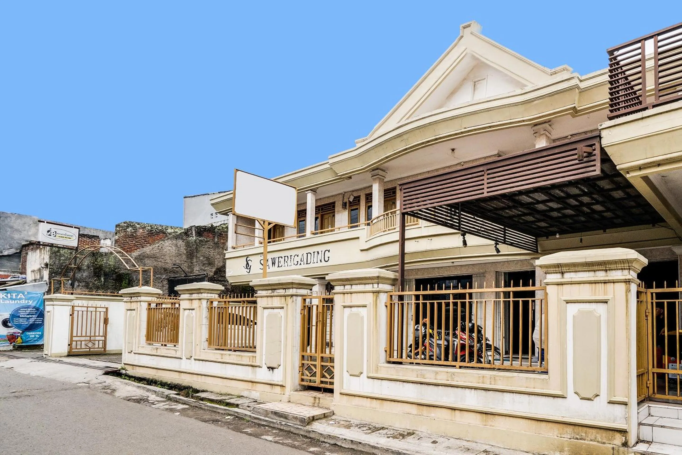 Facade/entrance in OYO Life 91994 Sawerigading Jatinangor Syariah