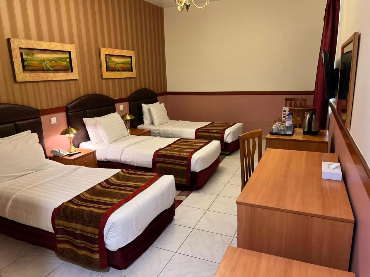 hair dresser, Bed in NEW CALIFORNIA HOTEL