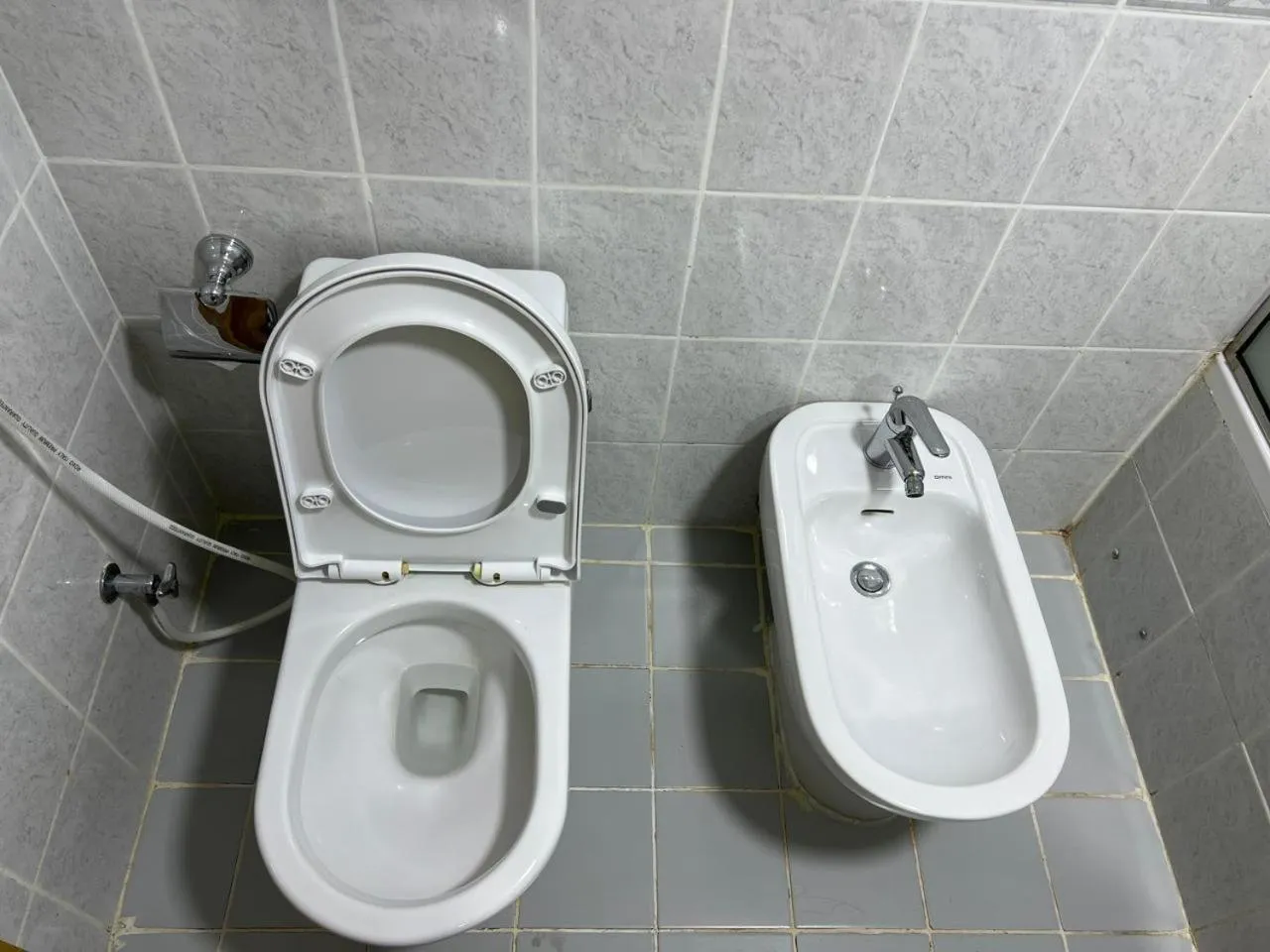 Toilet in NEW CALIFORNIA HOTEL