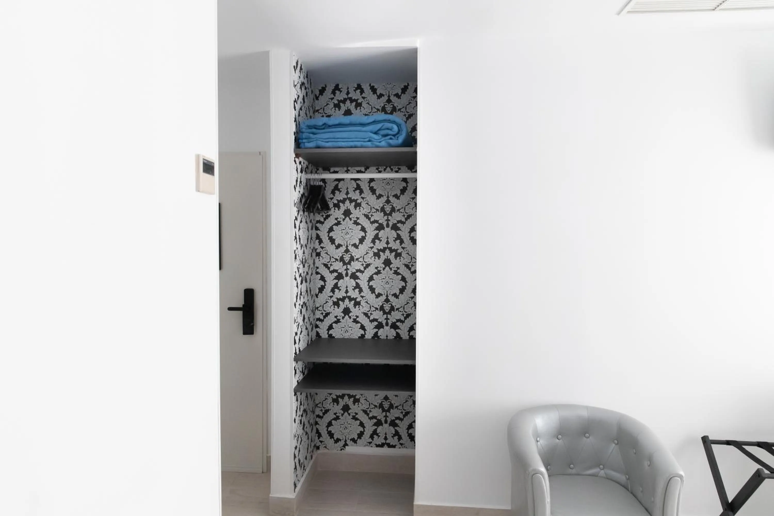 wardrobe in Hostal Boutique I Host You