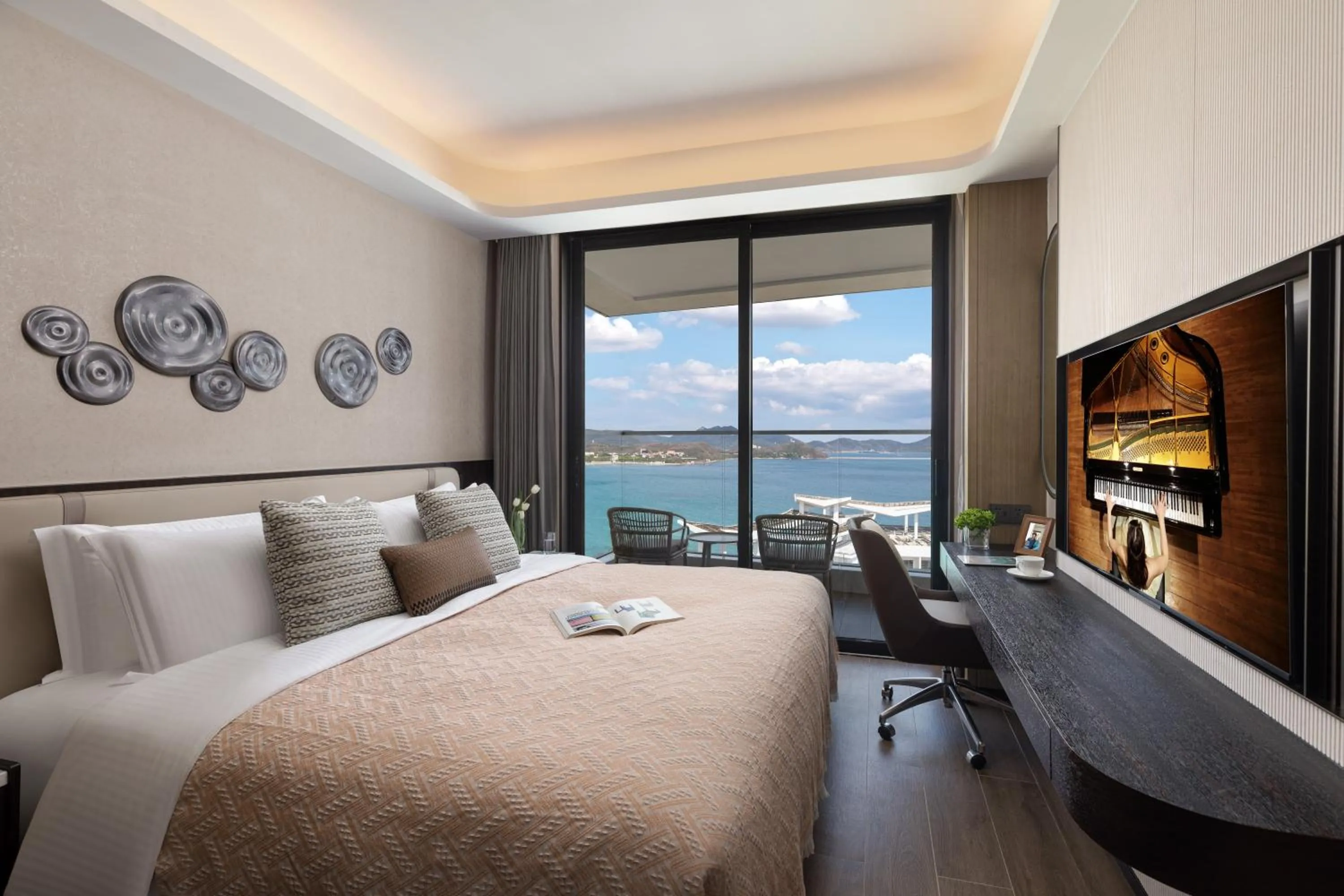 Property building, Bed in Ascott Dadonghai Bay Sanya