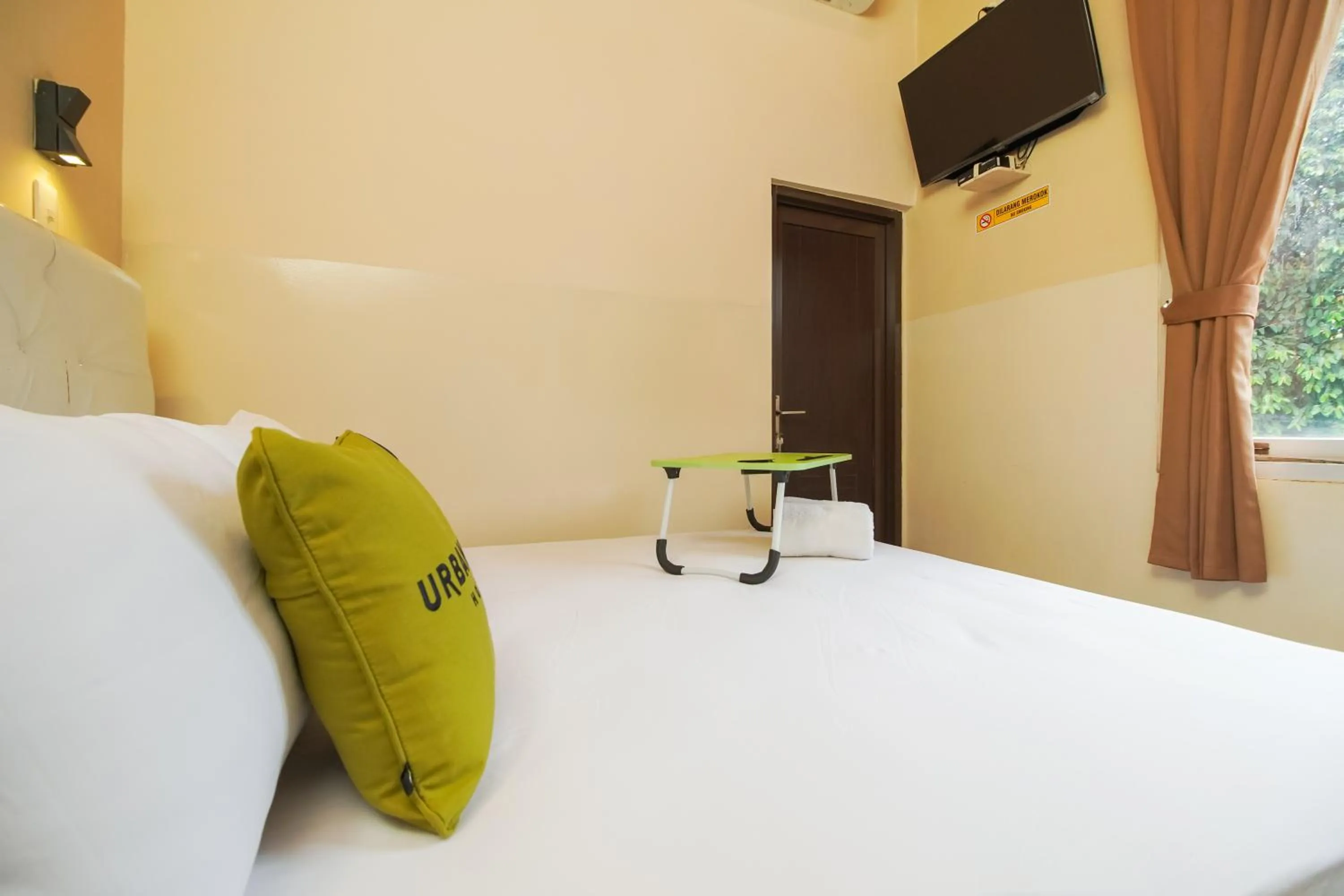 Bedroom, Bed in Urbanview Hotel Cantee Halim Perdanakusuma by RedDoorz