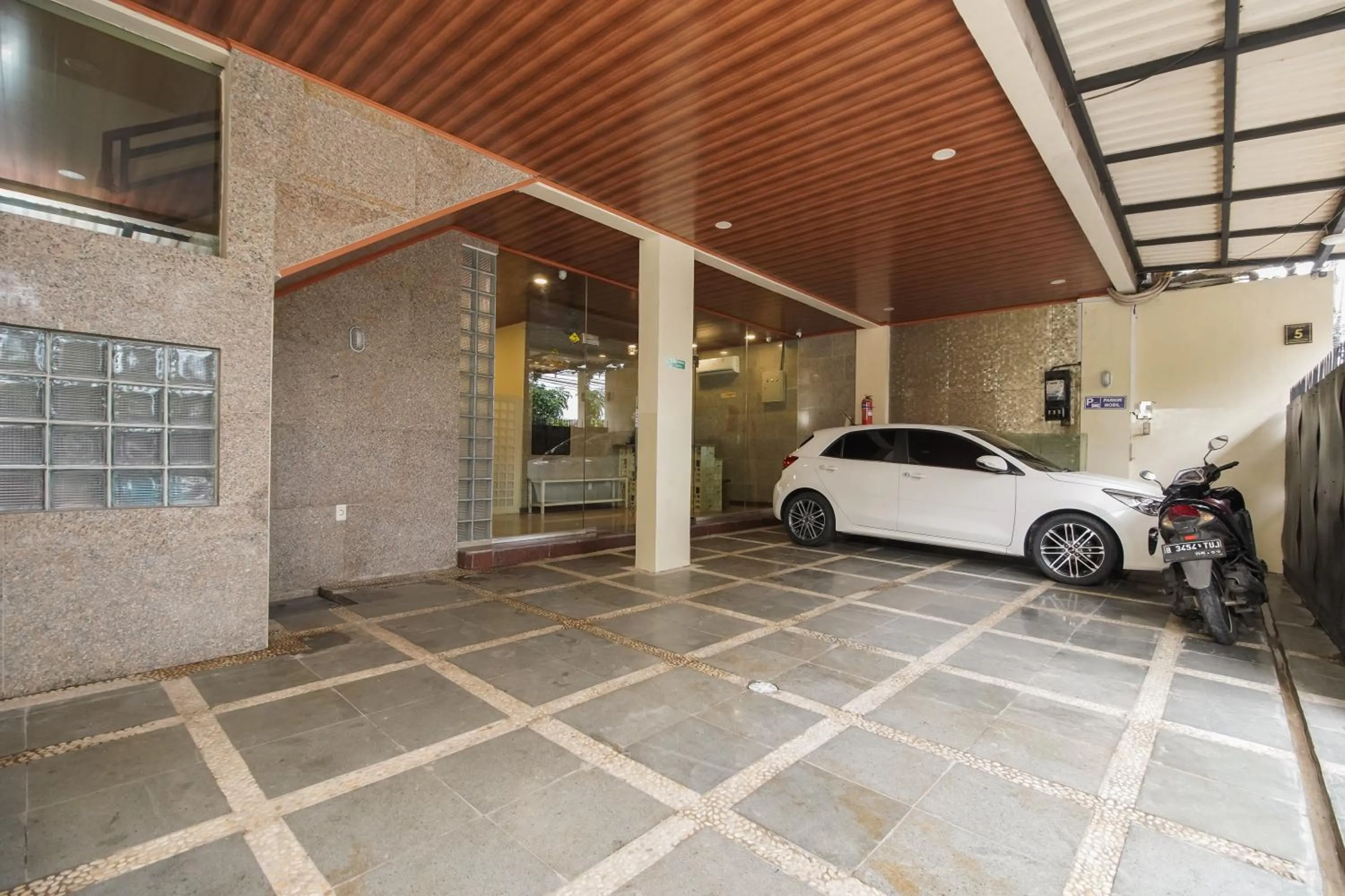 Parking in Urbanview Hotel Cantee Halim Perdanakusuma by RedDoorz