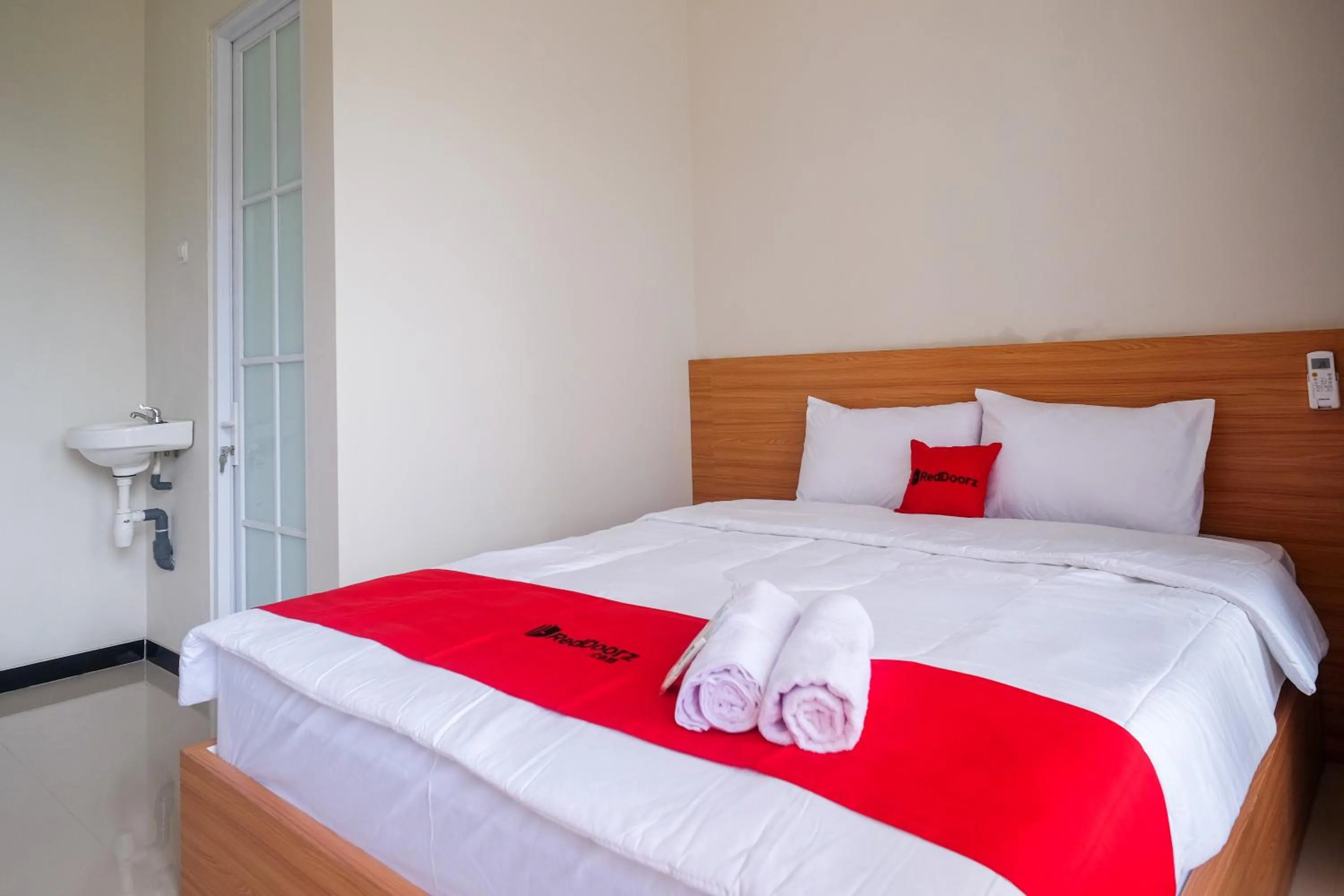 Bedroom, Bed in RedDoorz Syariah near Universitas Tidar Magelang