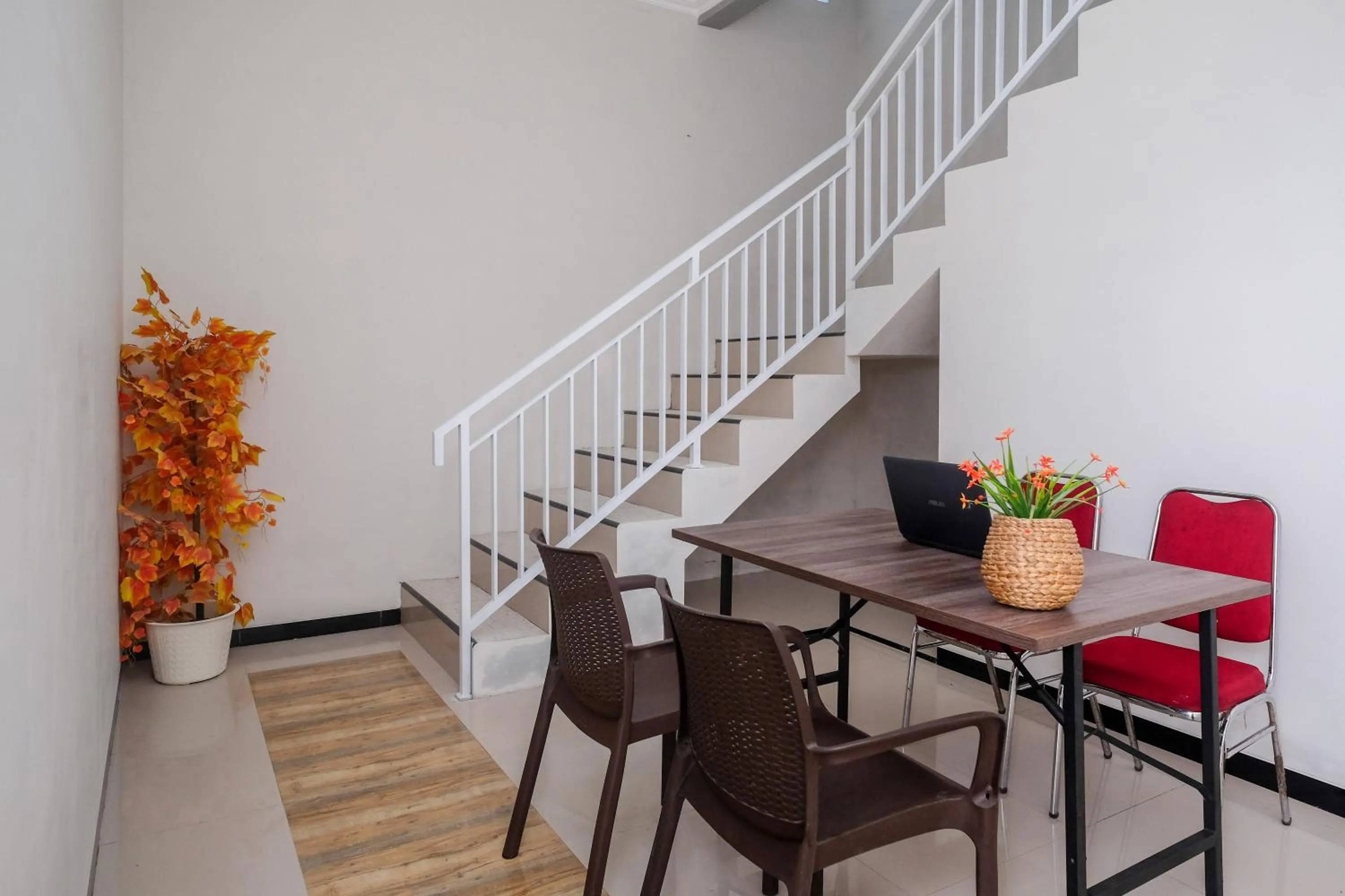 Dining area in RedDoorz Syariah near Universitas Tidar Magelang