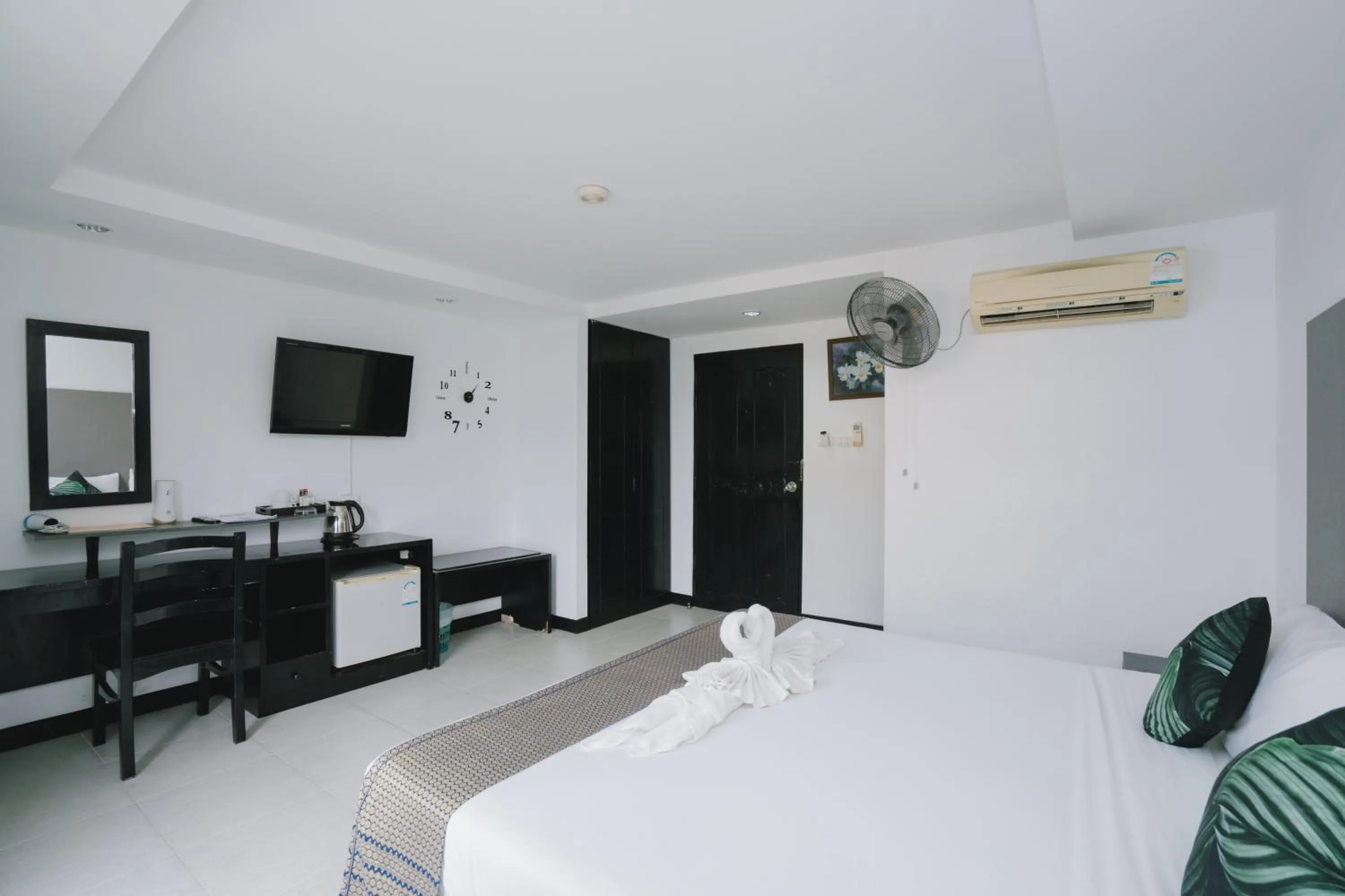 Photo of the whole room, Bed in Noble House Patong