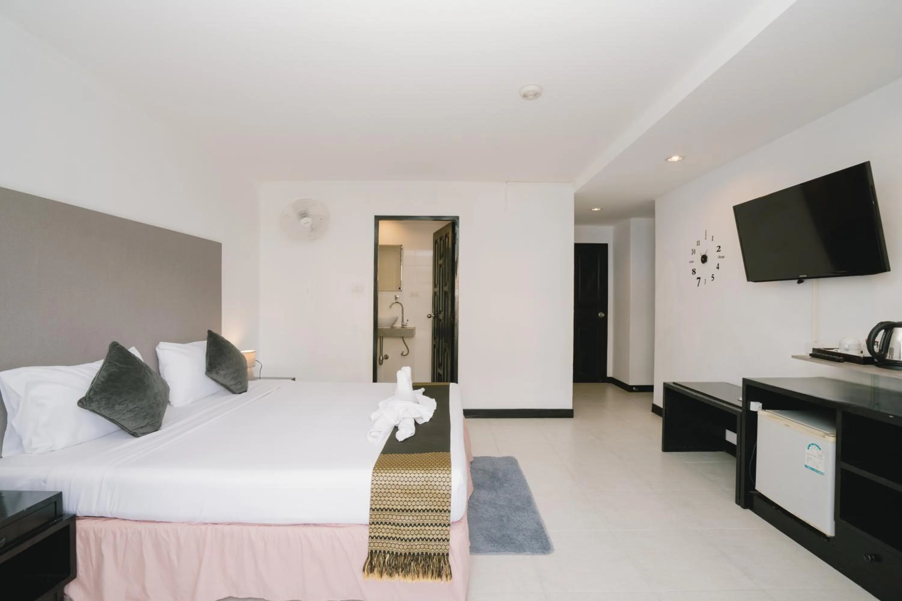 Photo of the whole room, Bed in Noble House Patong