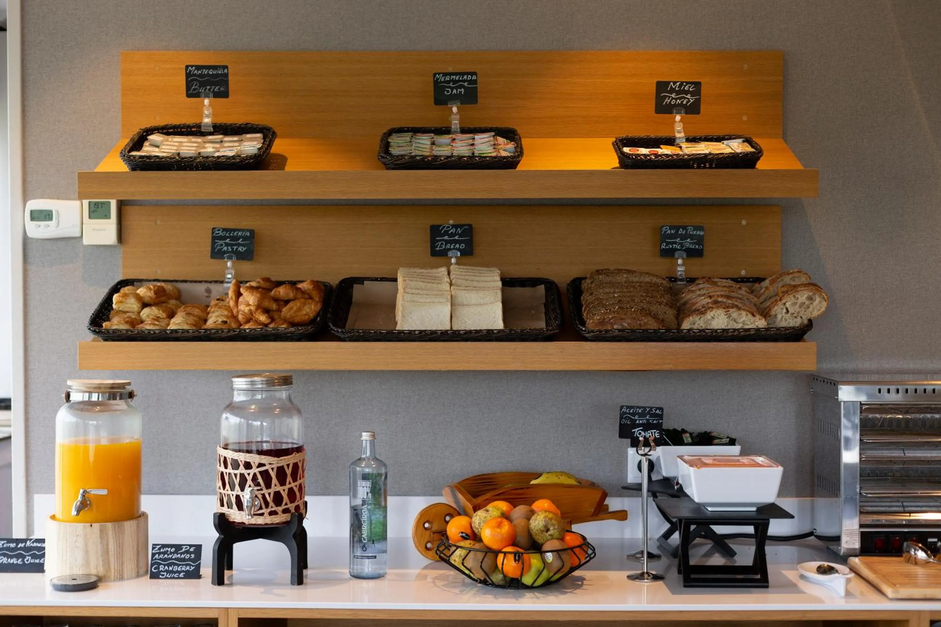 Buffet breakfast in Hotel Santiago Apóstol