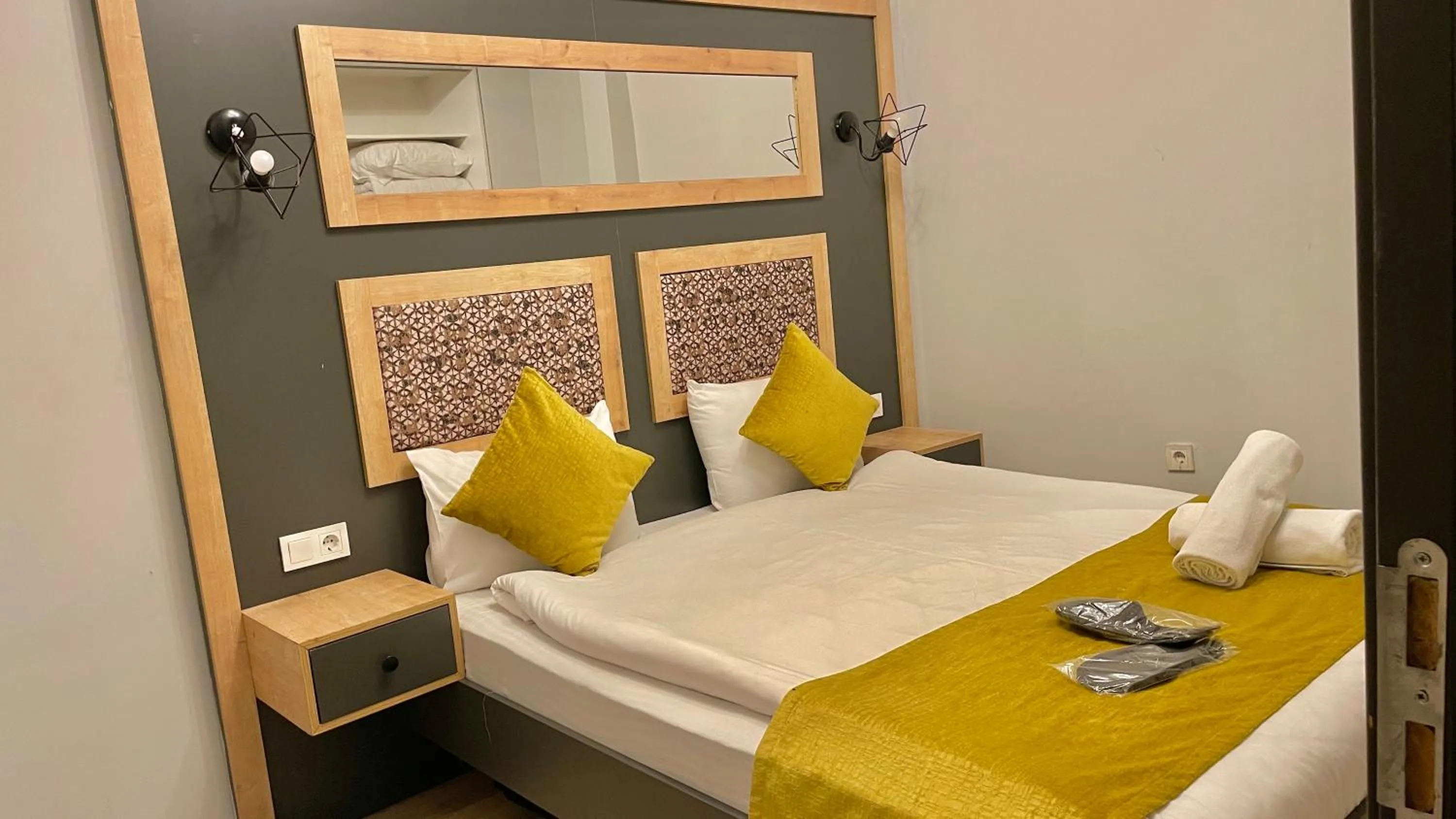 HOTEL THE NEOM SUITES