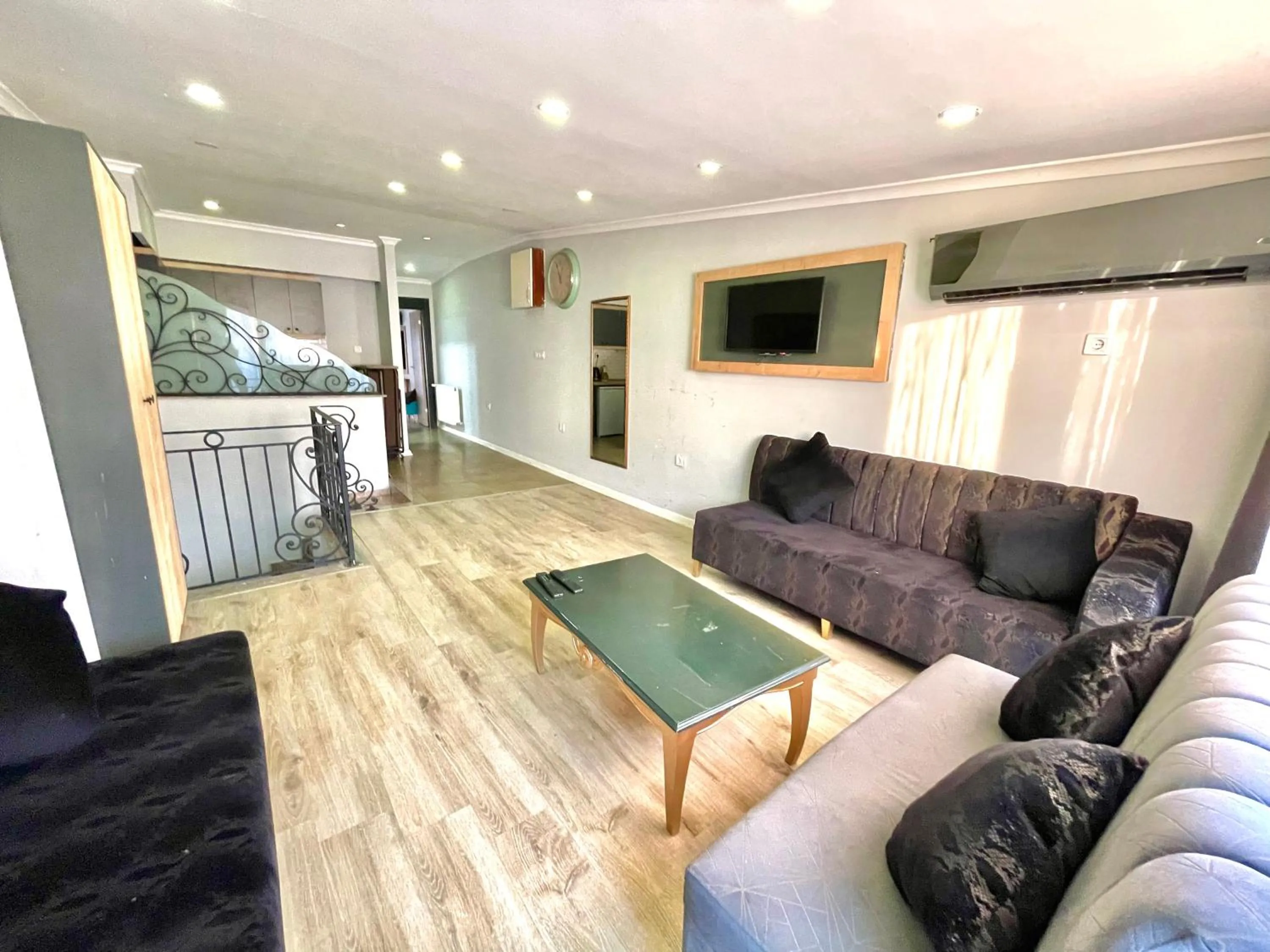 HOTEL THE NEOM SUITES