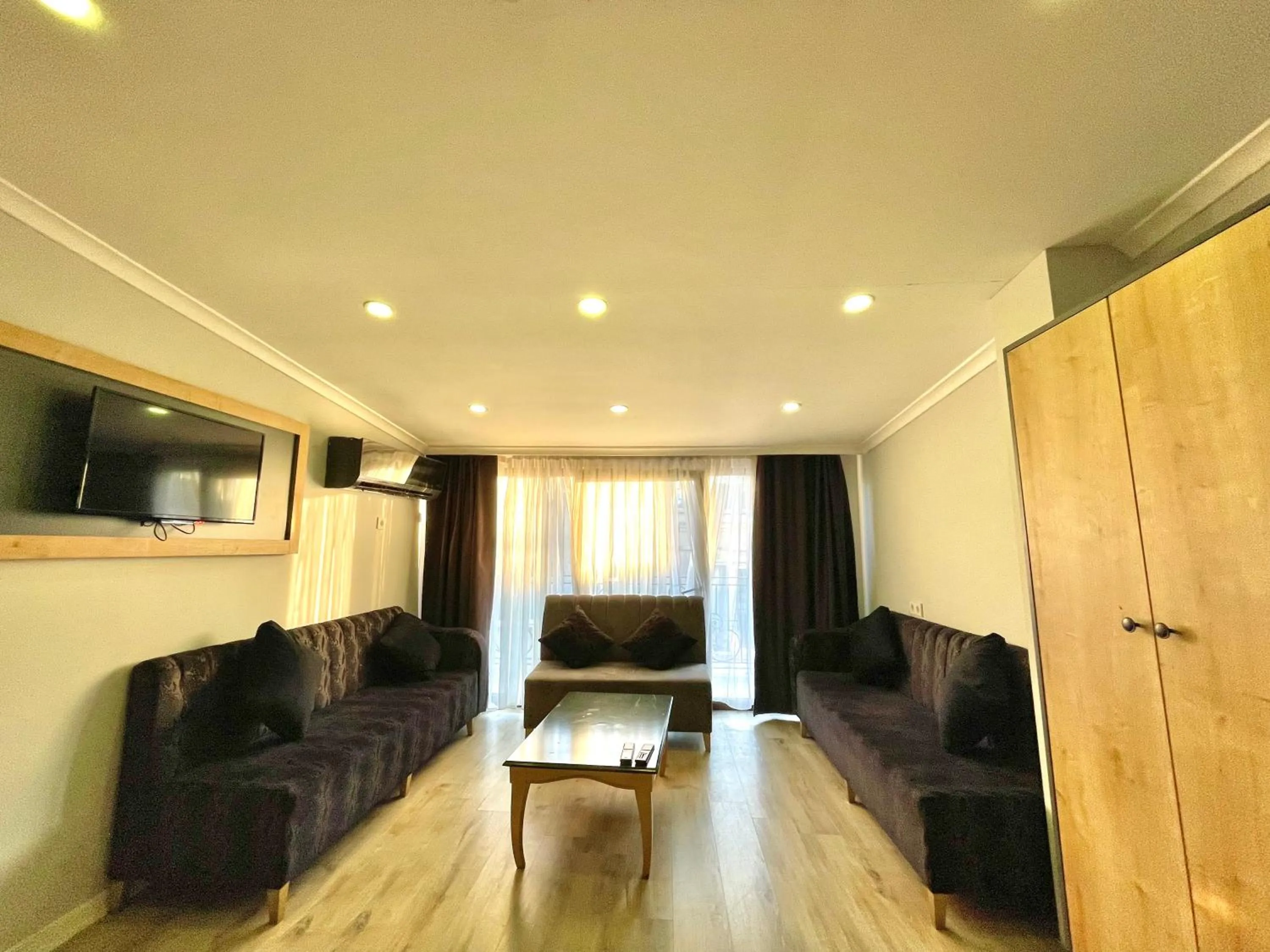 HOTEL THE NEOM SUITES