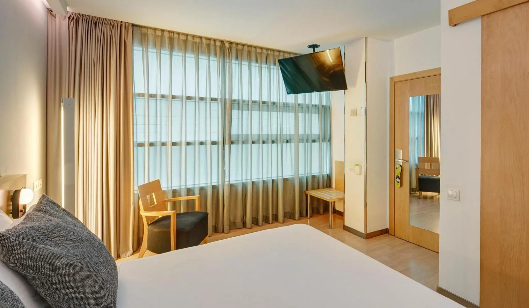 Photo of the whole room, Bed in Sercotel Caspe