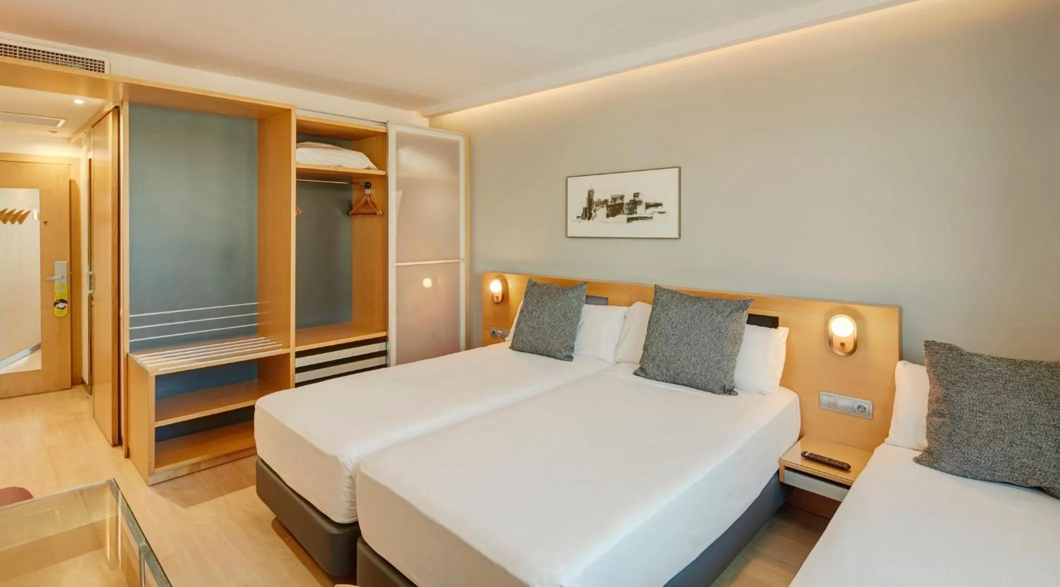 Photo of the whole room, Bed in Sercotel Caspe