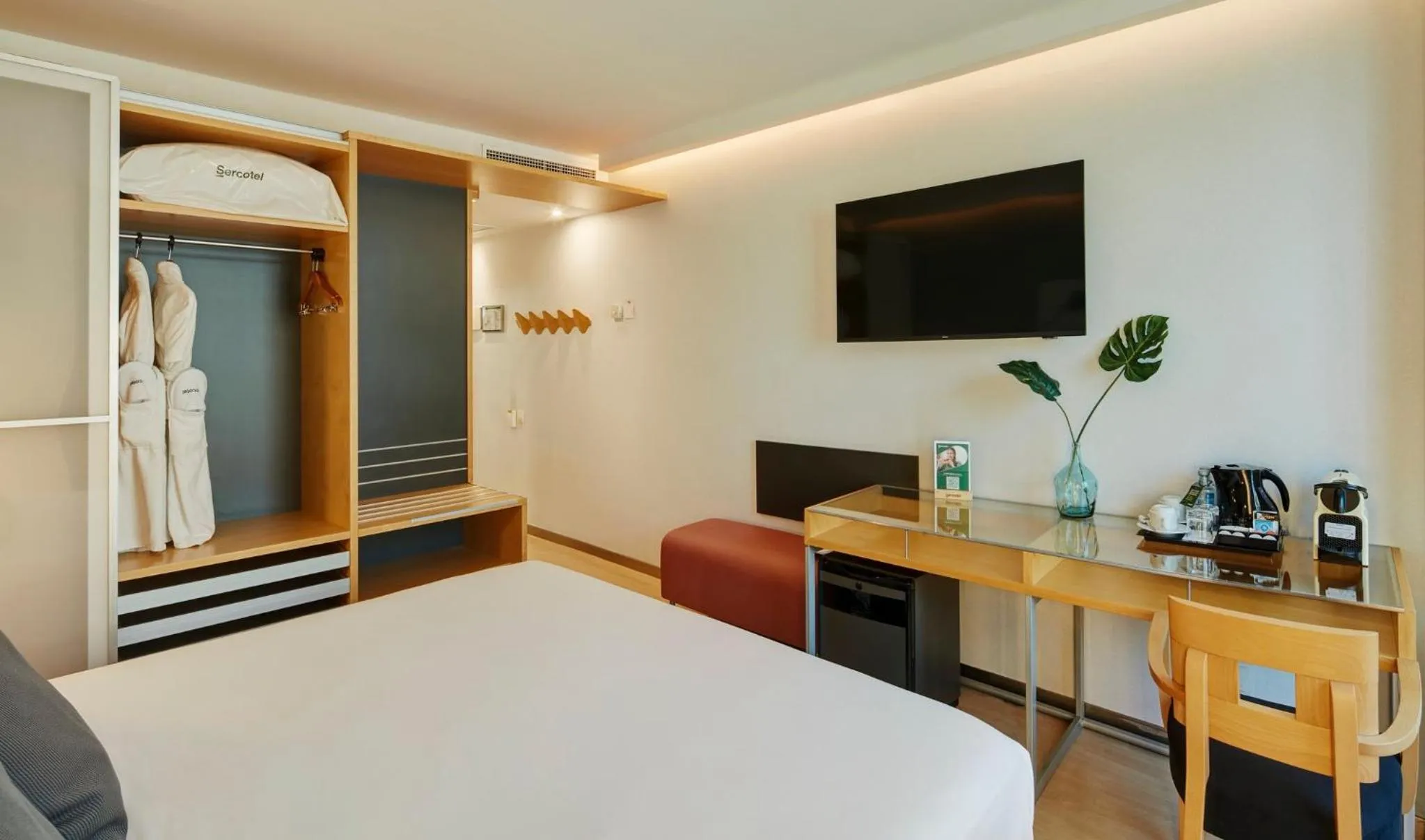 Photo of the whole room, Bed in Sercotel Caspe