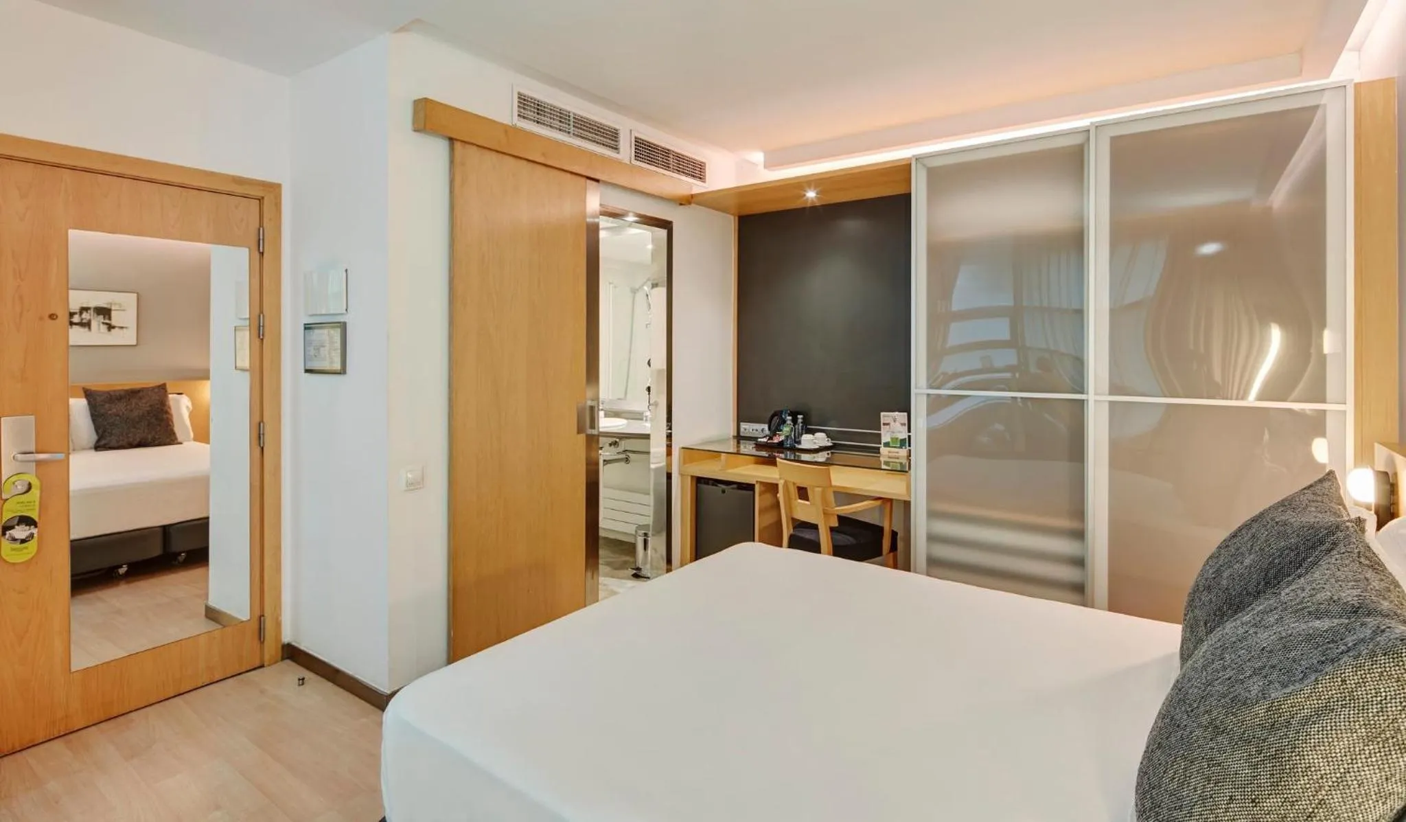 Photo of the whole room, Bed in Sercotel Caspe