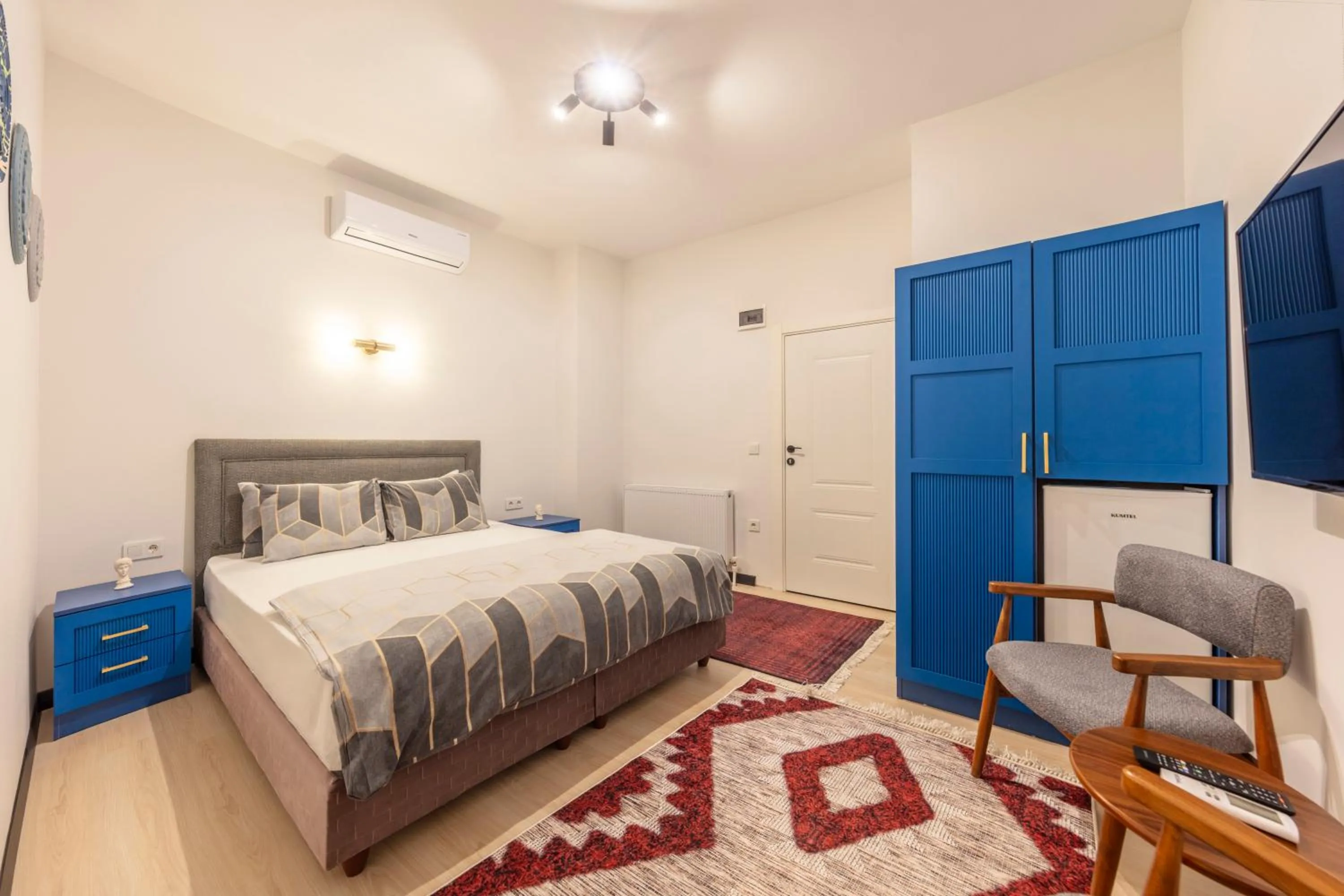 Photo of the whole room, Bed in Hexa Suites Hotel