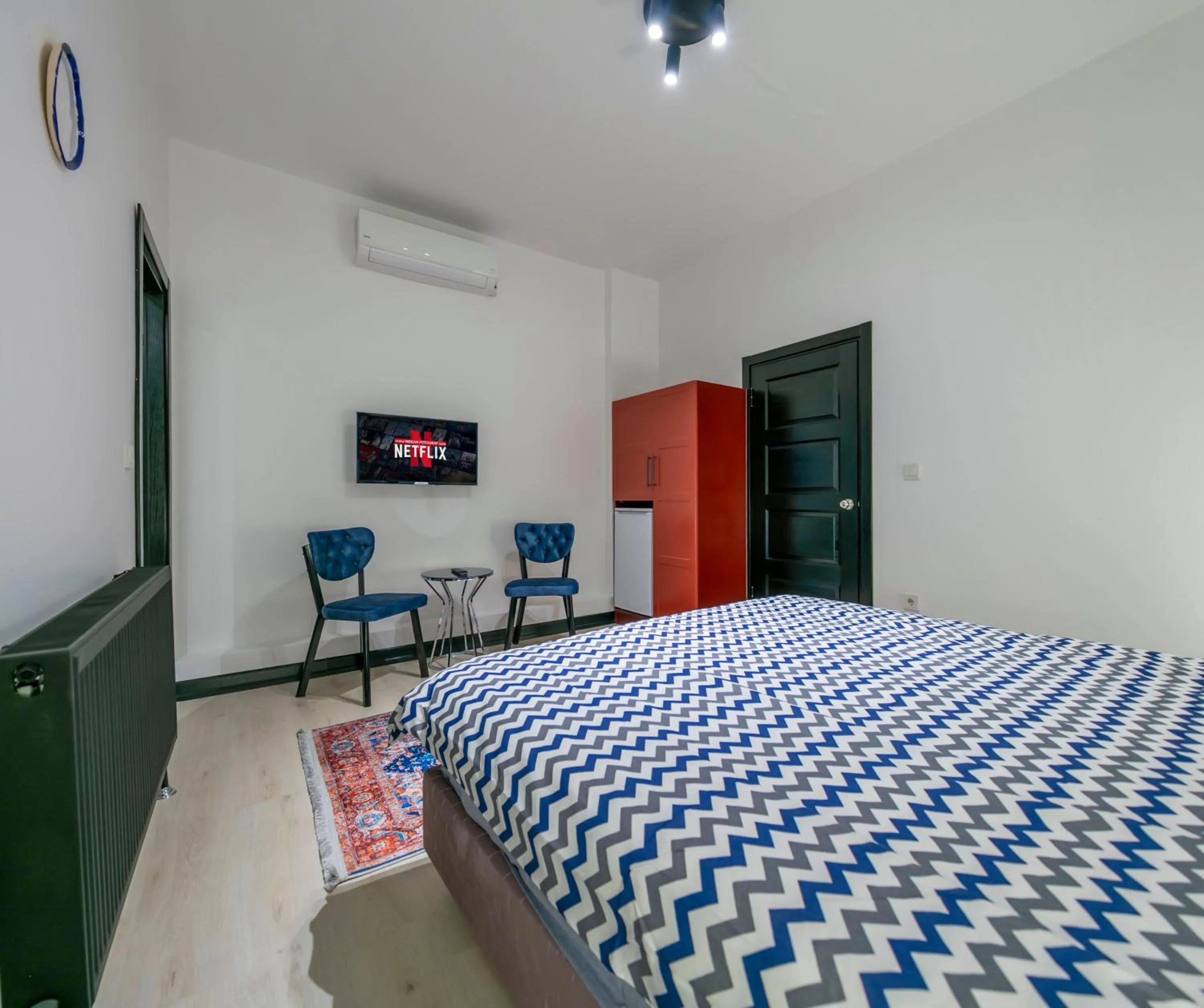 TV and multimedia, Bed in Hexa Suites Hotel