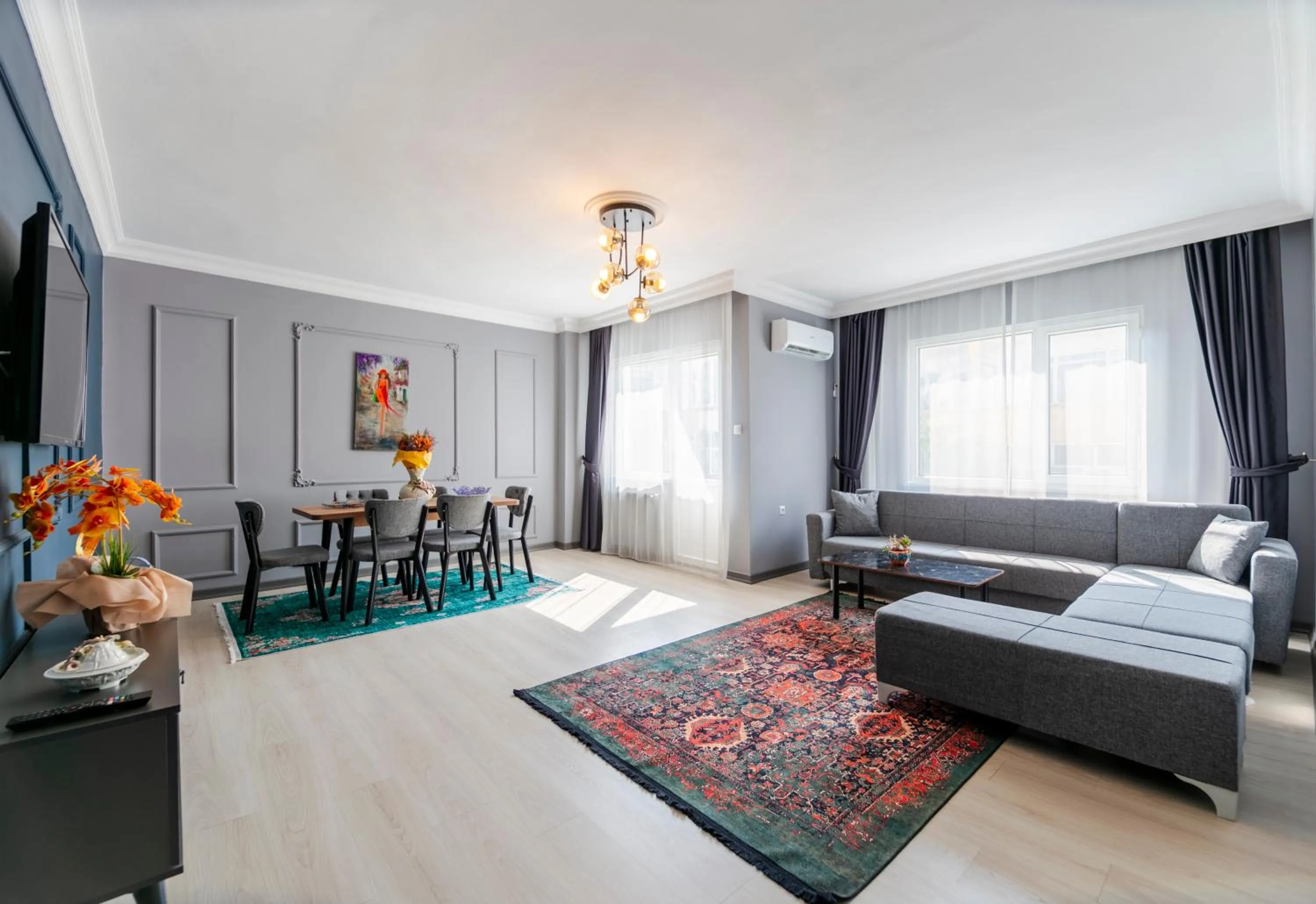 Communal lounge/ TV room in Hexa Suites Hotel