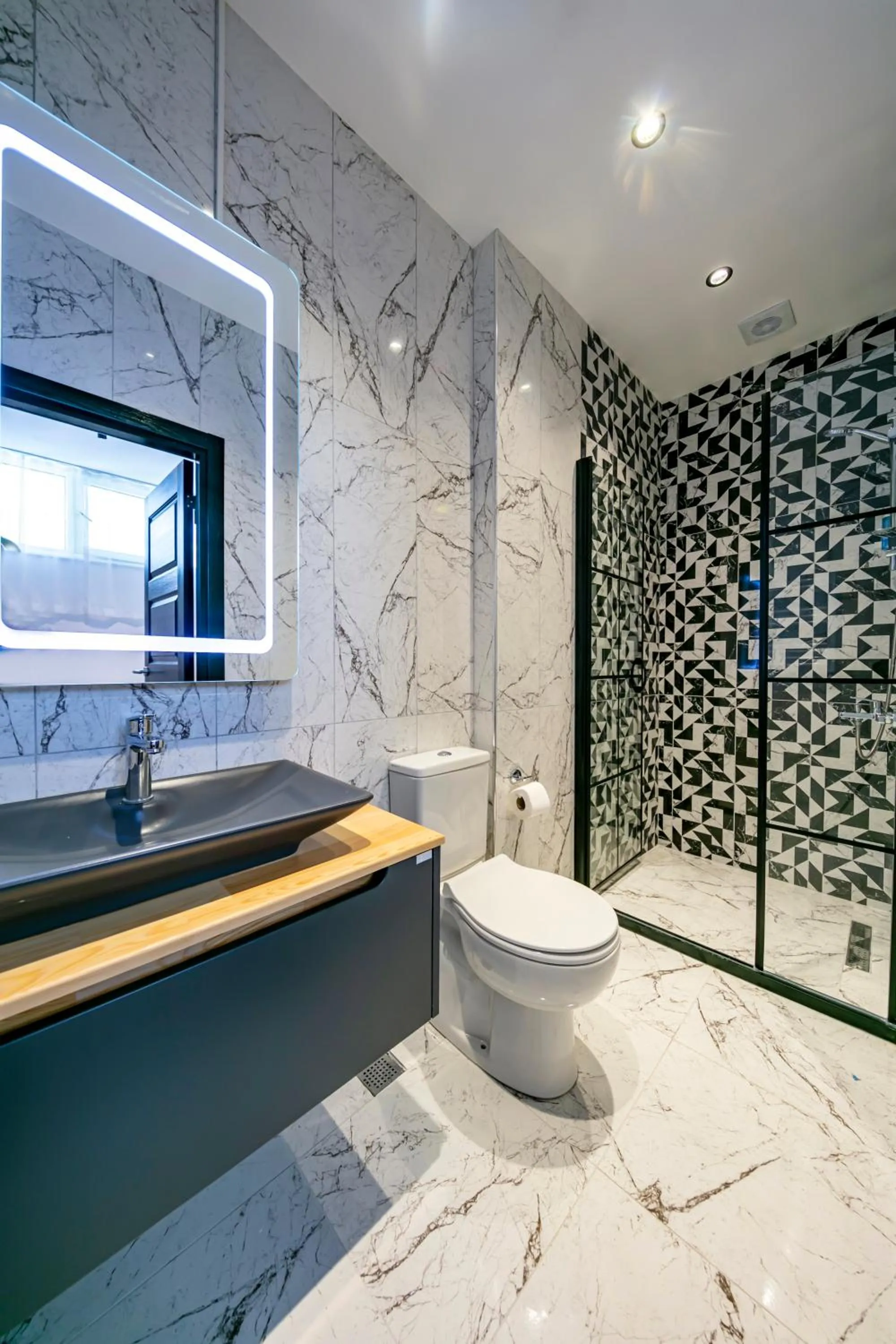 Shower in Hexa Suites Hotel