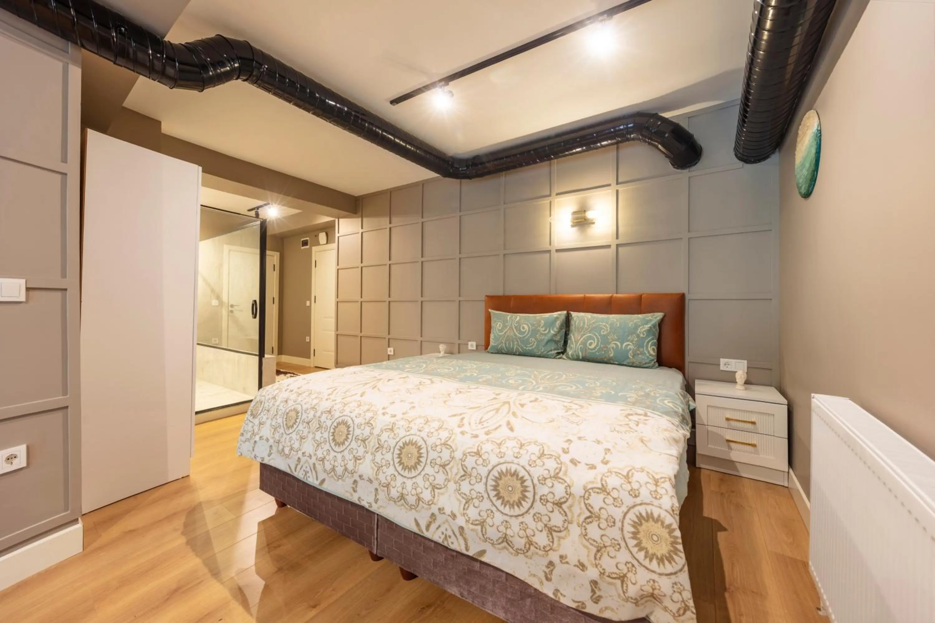 Photo of the whole room, Bed in Hexa Suites Hotel