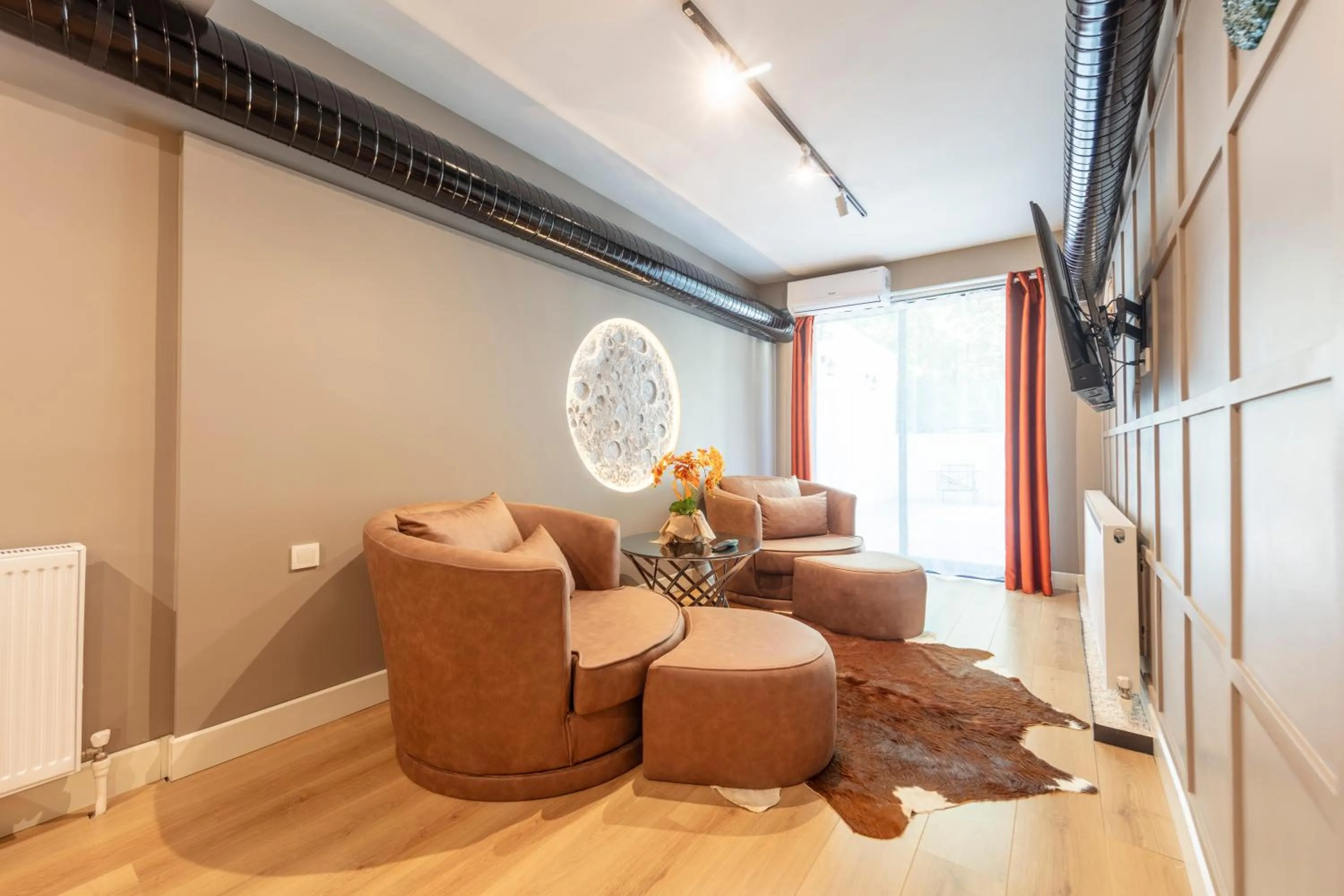 TV and multimedia in Hexa Suites Hotel