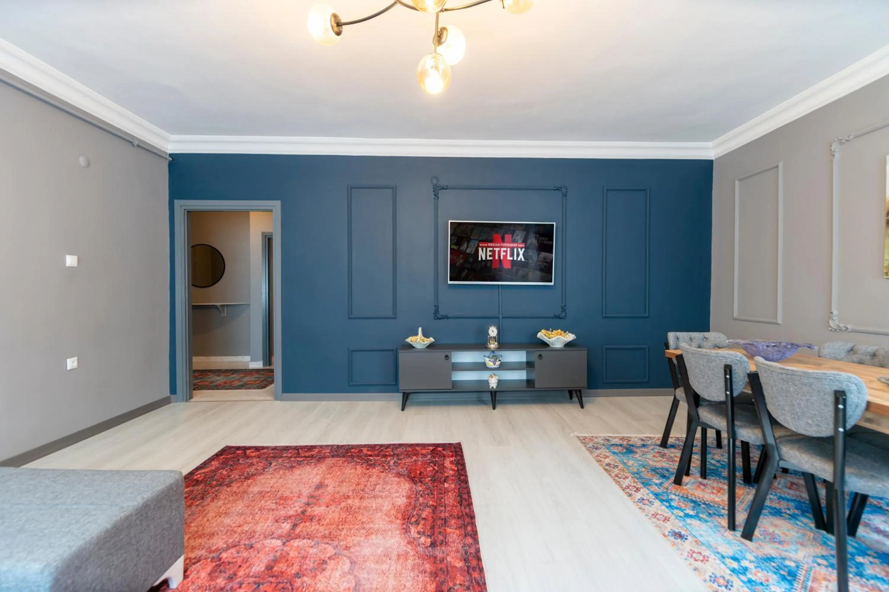 TV and multimedia in Hexa Suites Hotel