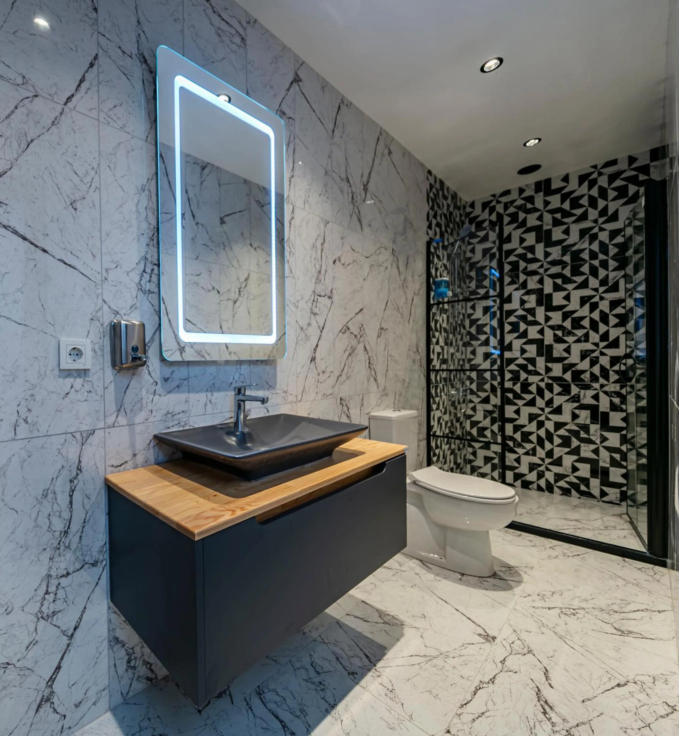 Shower in Hexa Suites Hotel