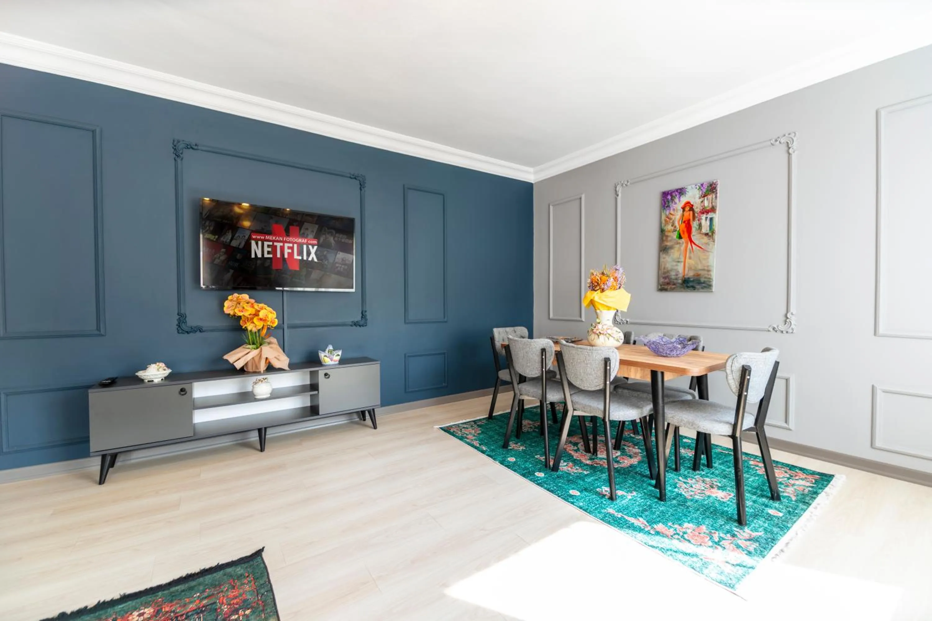 Communal lounge/ TV room in Hexa Suites Hotel