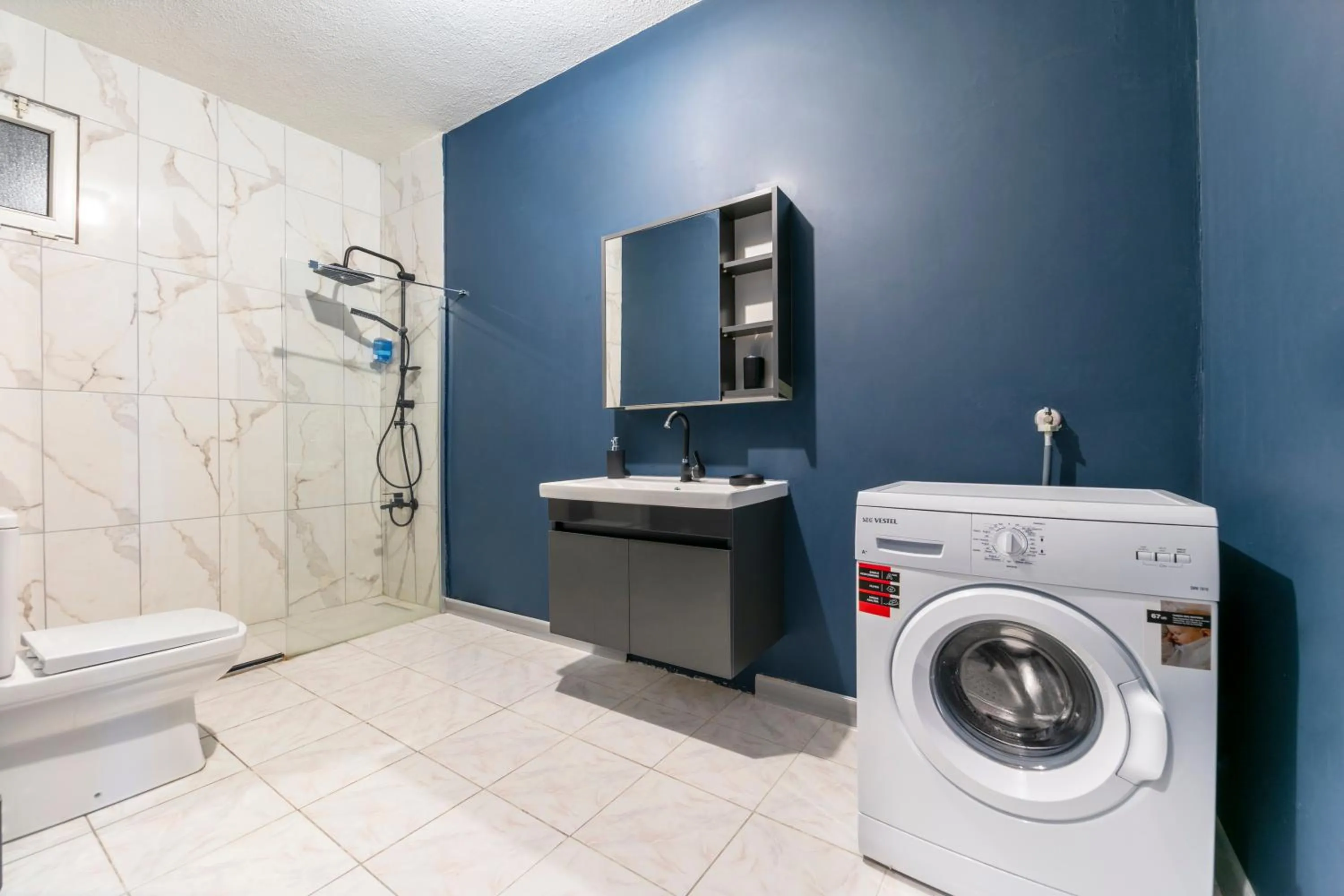 Shower in Hexa Suites Hotel