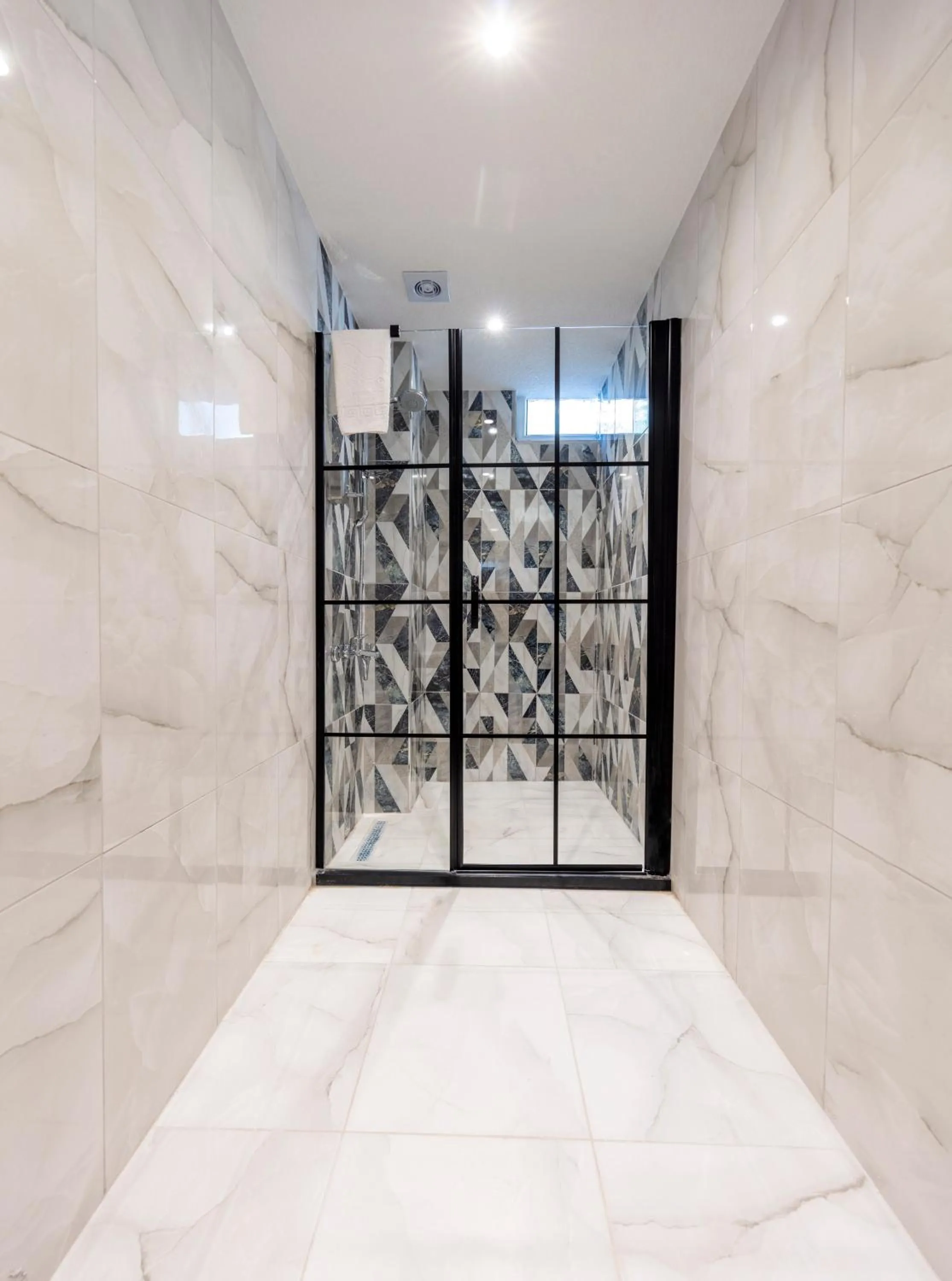 Shower in Hexa Suites Hotel