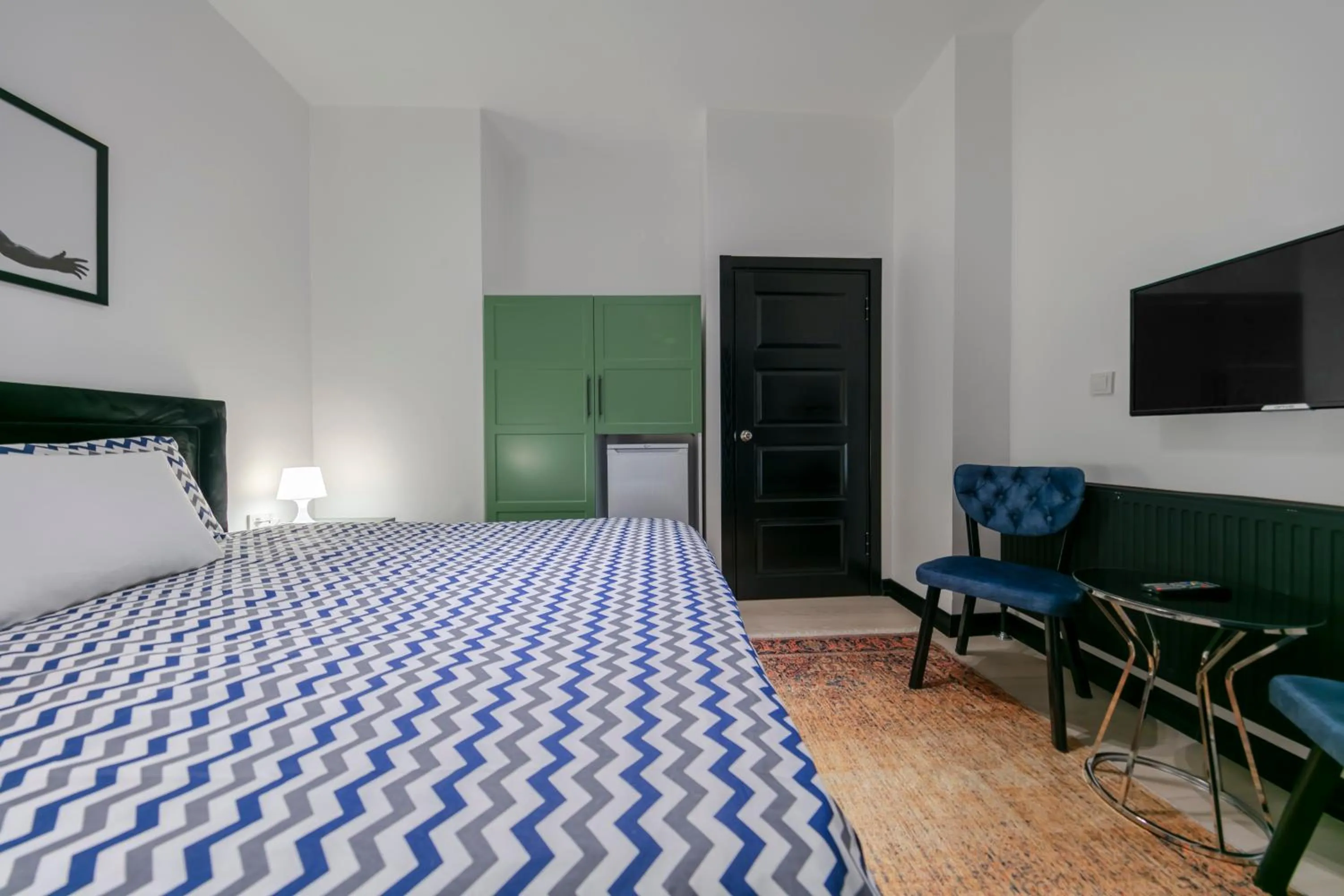 TV and multimedia, Bed in Hexa Suites Hotel