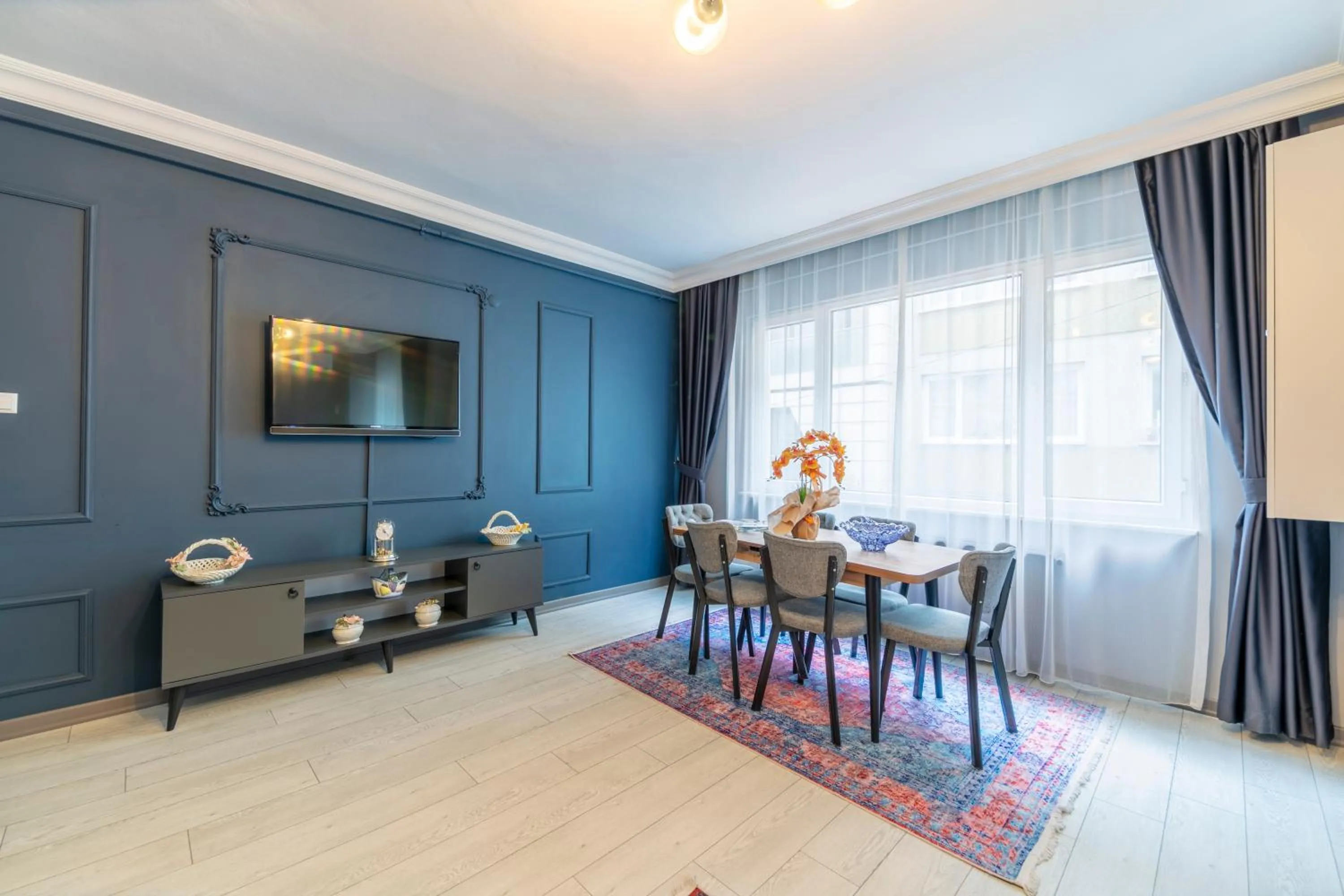 TV and multimedia in Hexa Suites Hotel