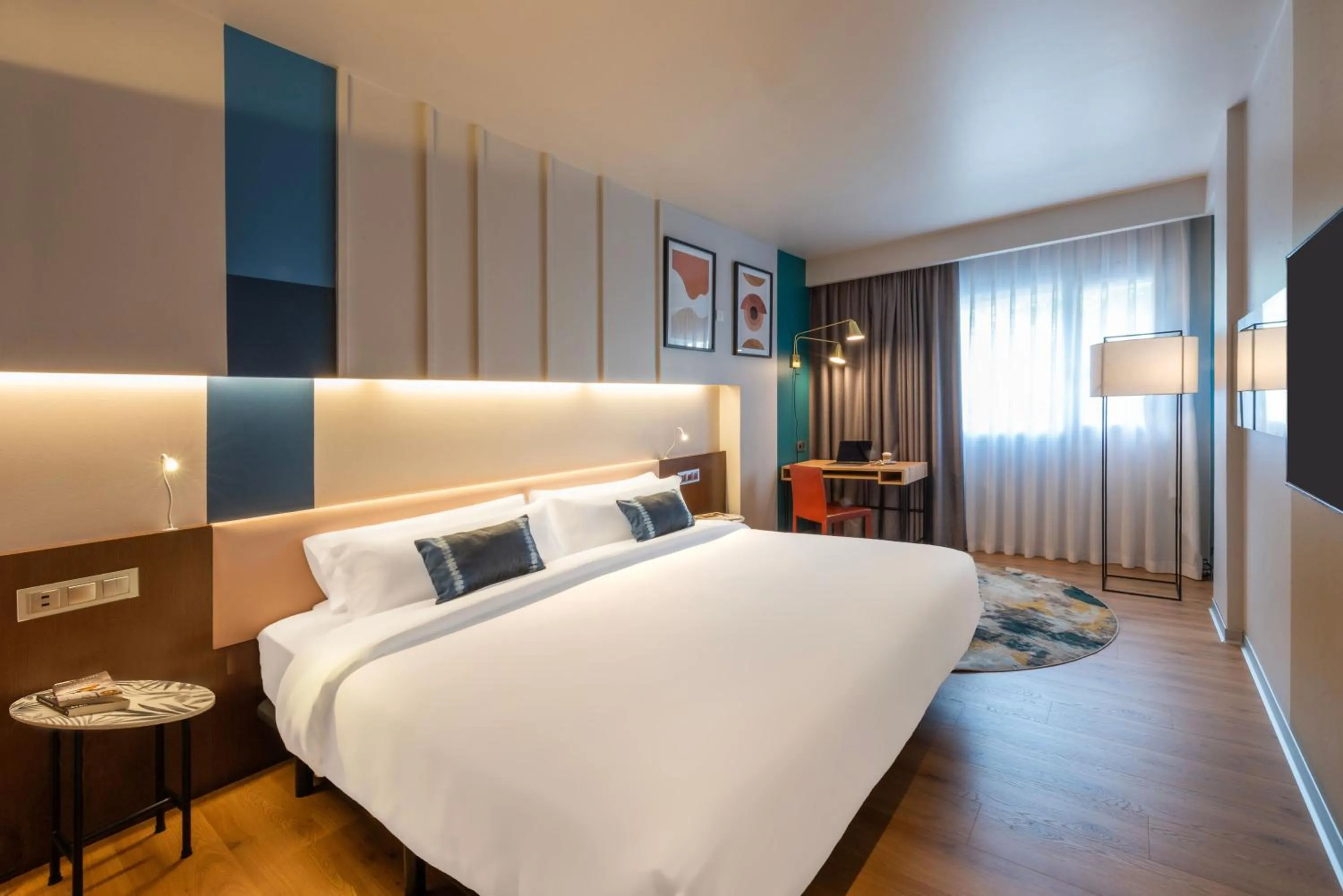 Photo of the whole room, Bed in voco Madrid Retiro by IHG