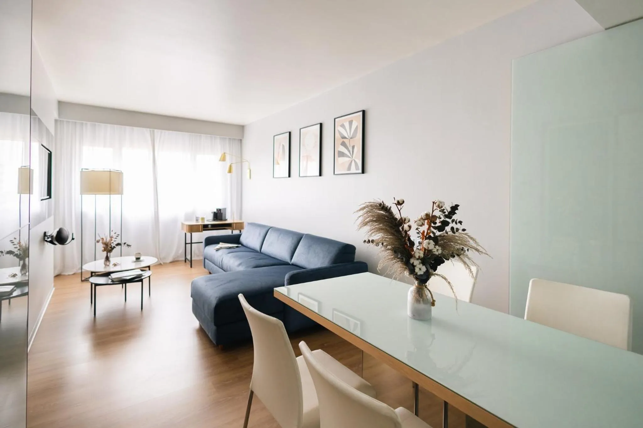 Photo of the whole room in voco Madrid Retiro by IHG