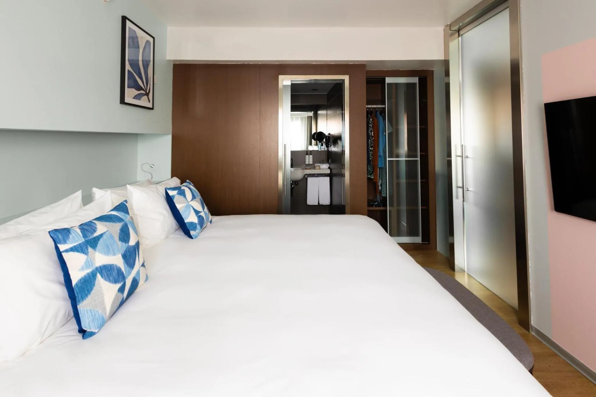 Photo of the whole room, Bed in voco Madrid Retiro by IHG