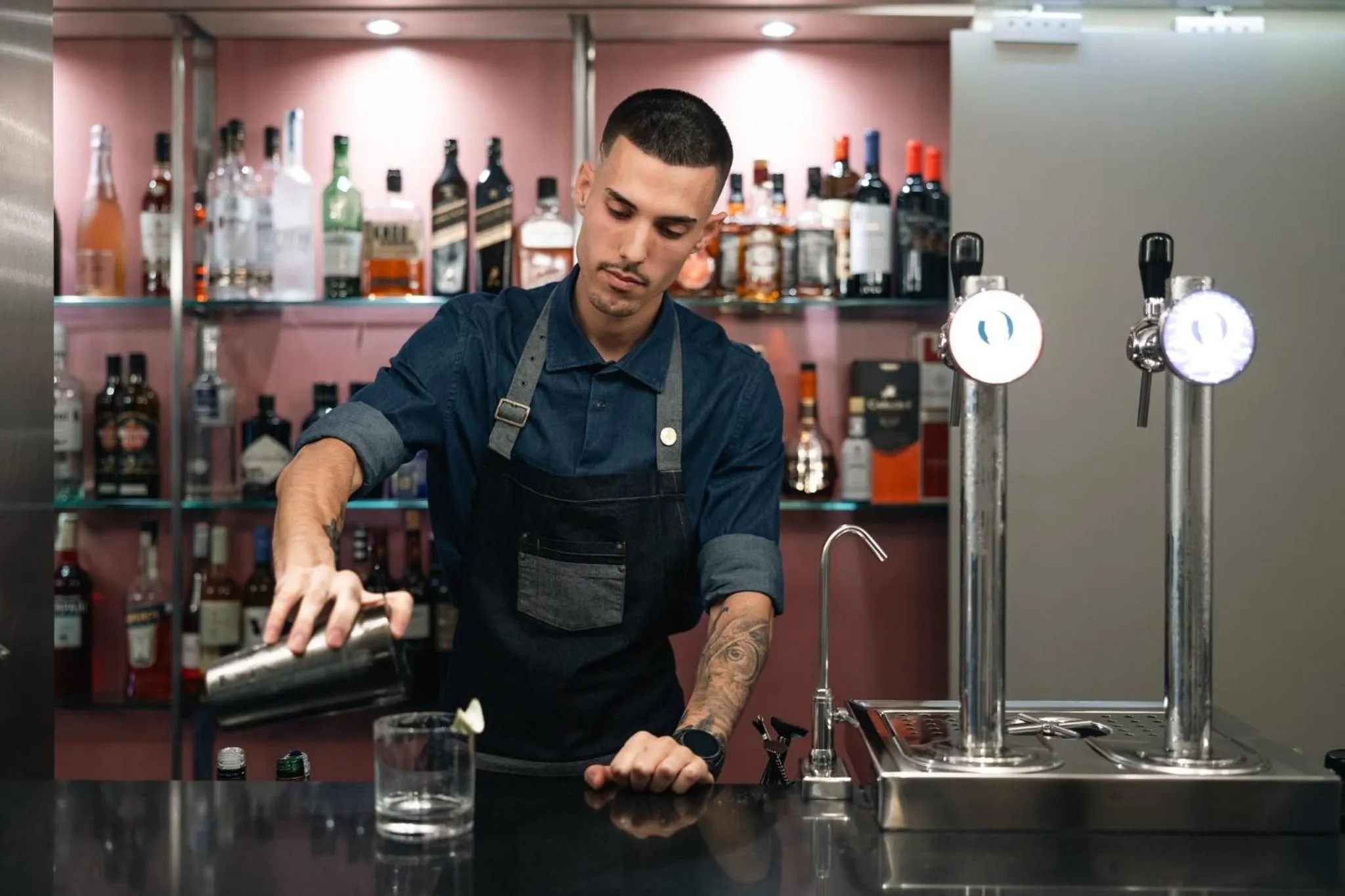 Lounge or bar in voco Madrid Retiro by IHG