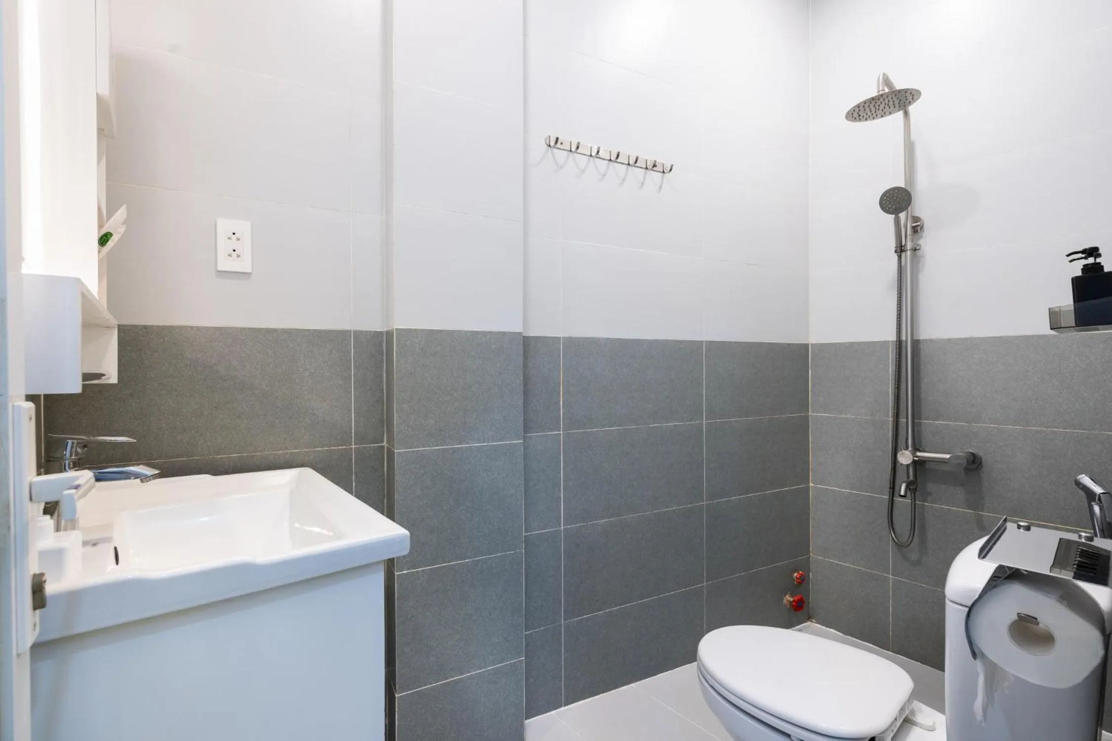 Shower in Ekomo Home 102 - Central Saigon