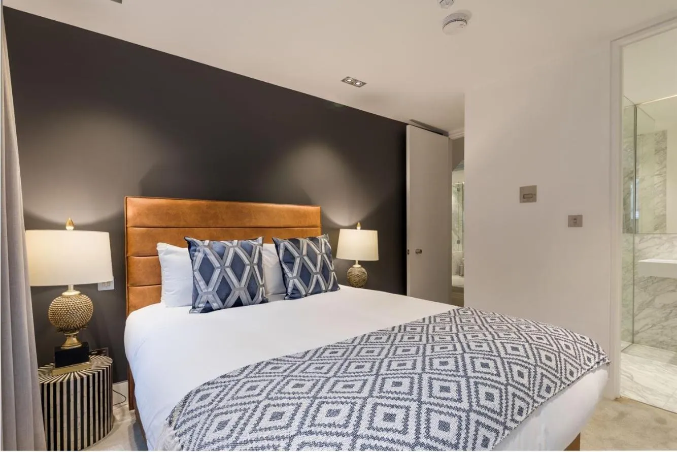 Bedroom, Bed in Synergy The Strand