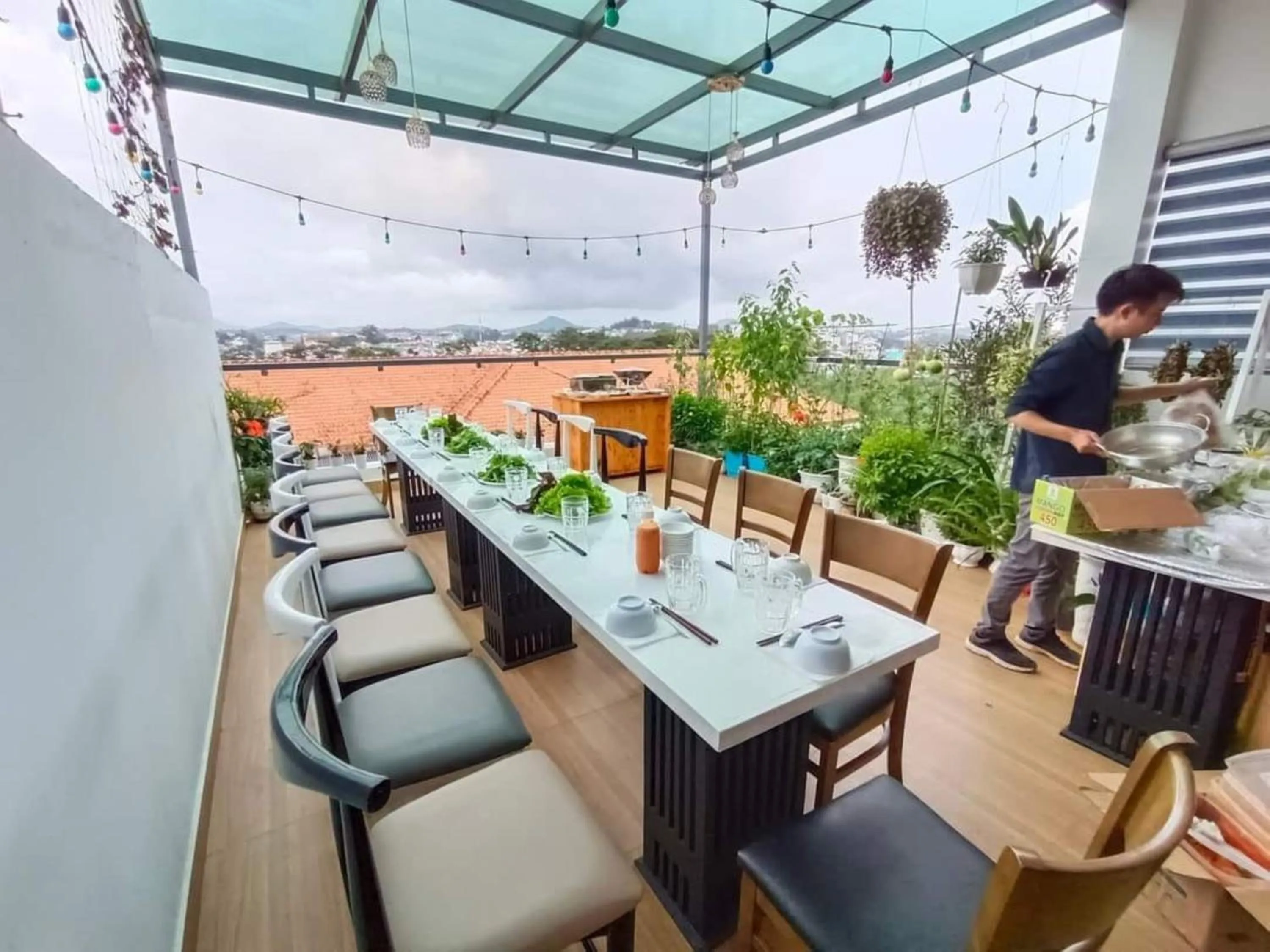 Restaurant/places to eat in WHITE COFFEE HOUSE HOTEL