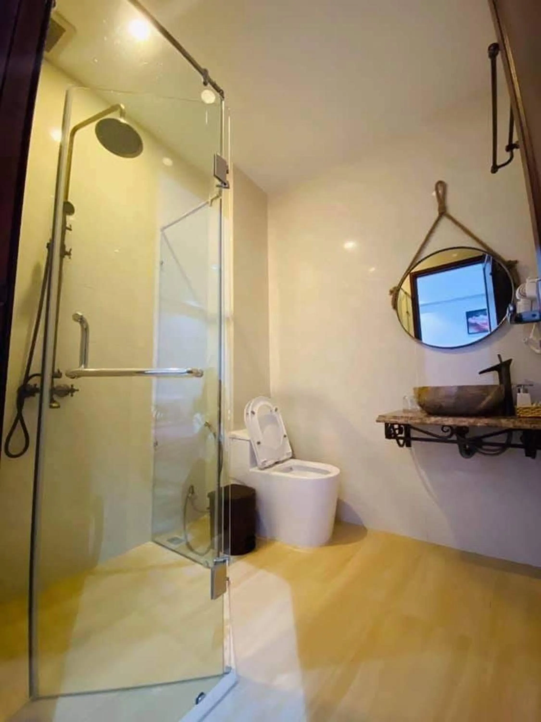 Toilet in WHITE COFFEE HOUSE HOTEL