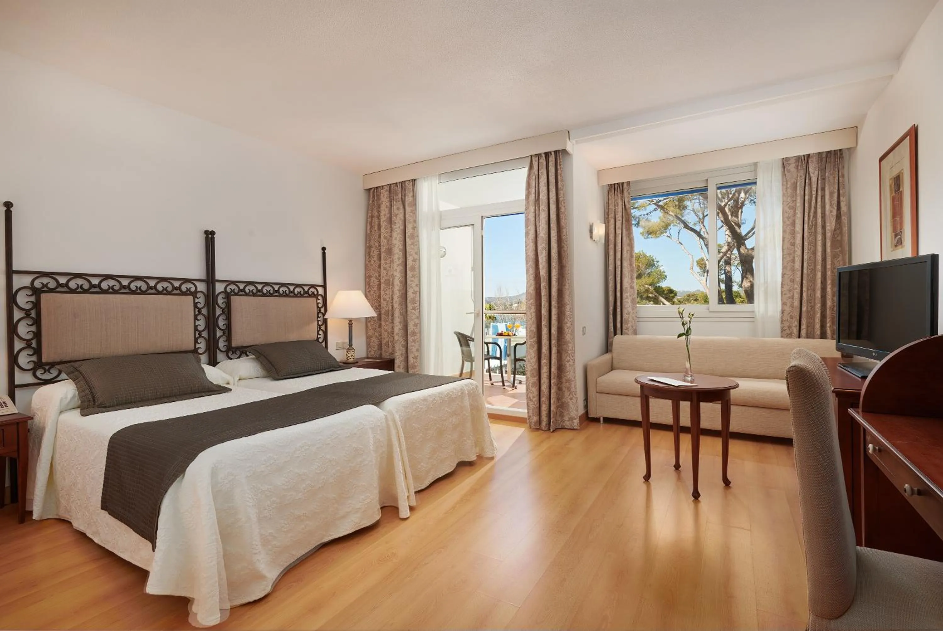 Bed in Hipotels Eurotel Punta Rotja Spa-Golf