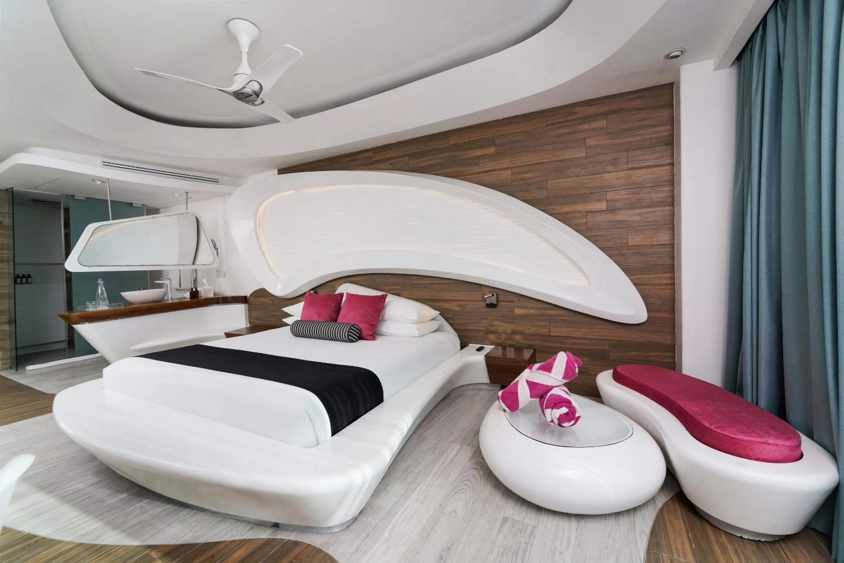 Bedroom, Bed in The Carmen Hotel - Ocean Front