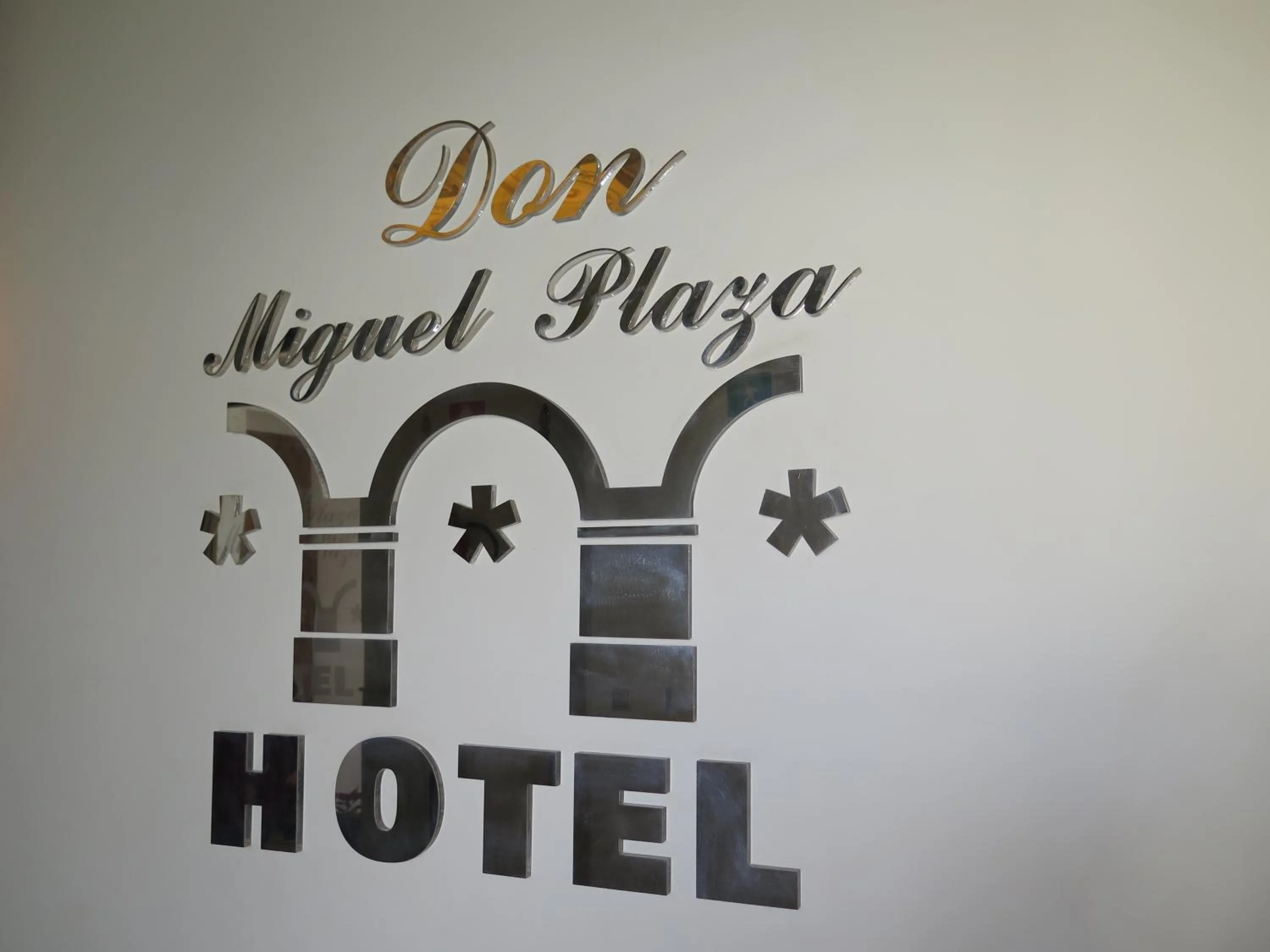 Logo/Certificate/Sign in Hotel Don Miguel Plaza