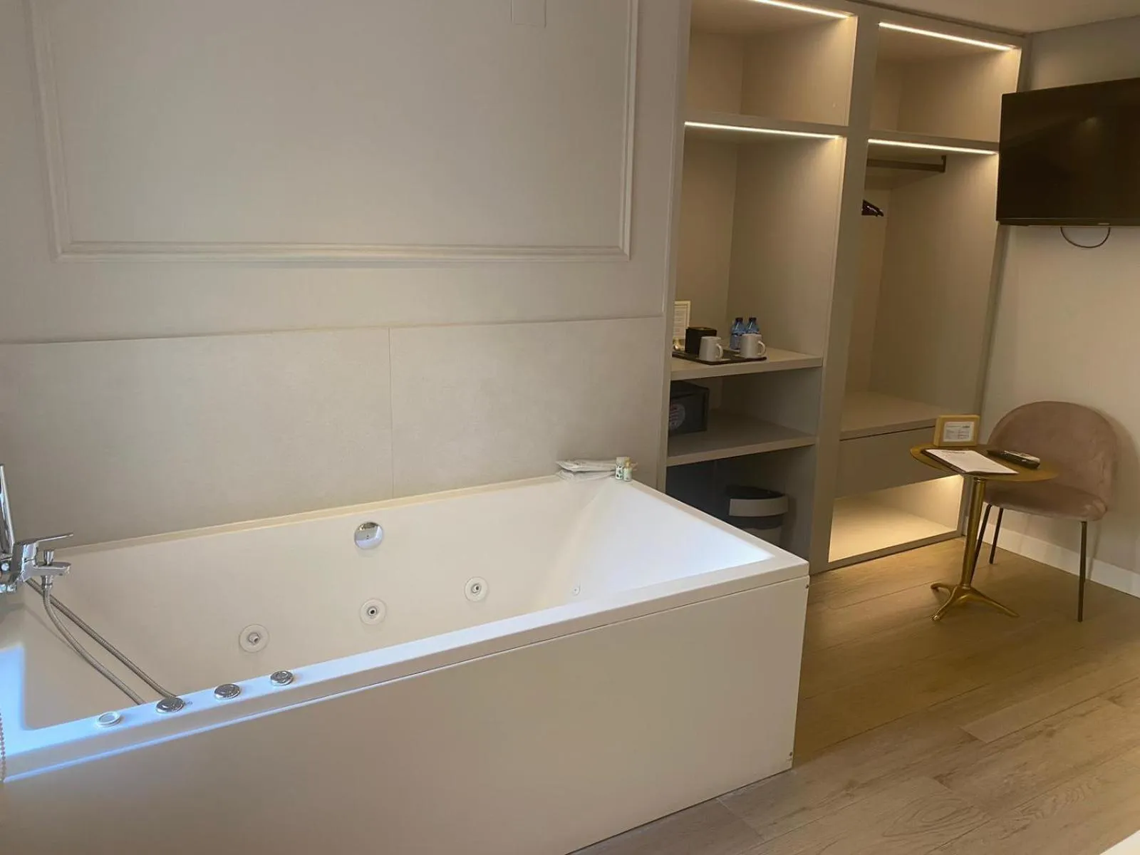 Hot Tub in YOU & CO. J. Botánico Boutique